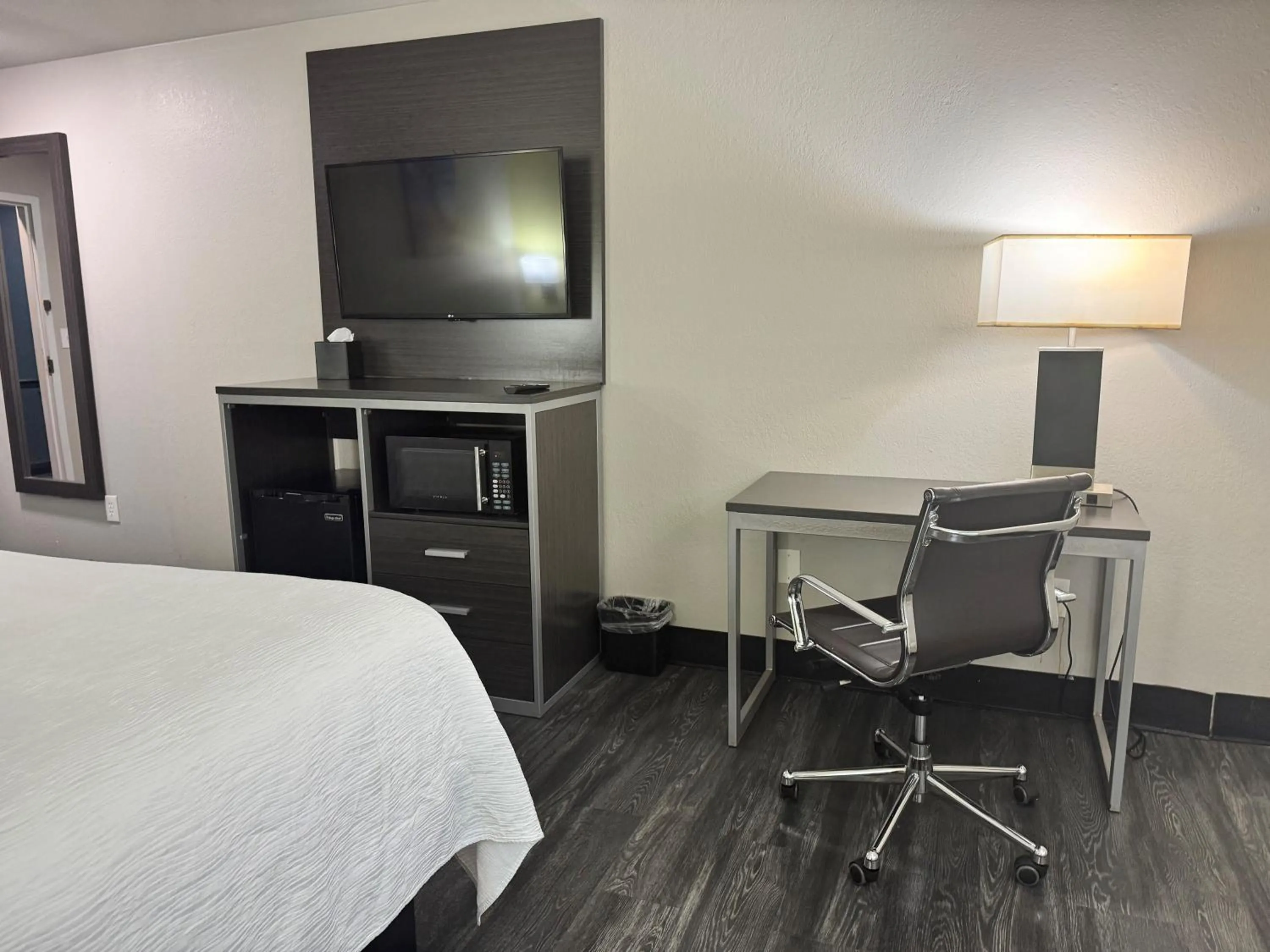 TV and multimedia, Bed in Wingate by Wyndham Biloxi - Ocean Springs