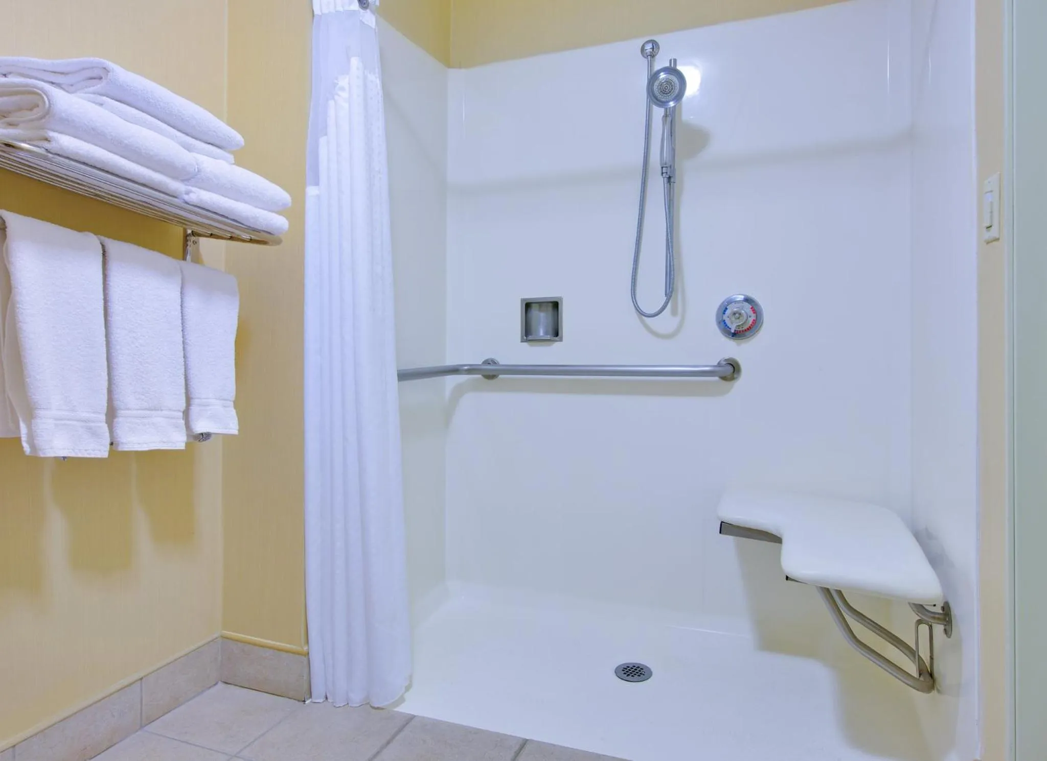 Photo of the whole room in Holiday Inn Express Oakdale by IHG