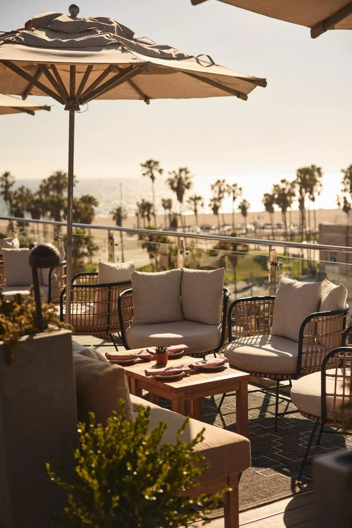 Restaurant/places to eat in Hotel Erwin Venice Beach