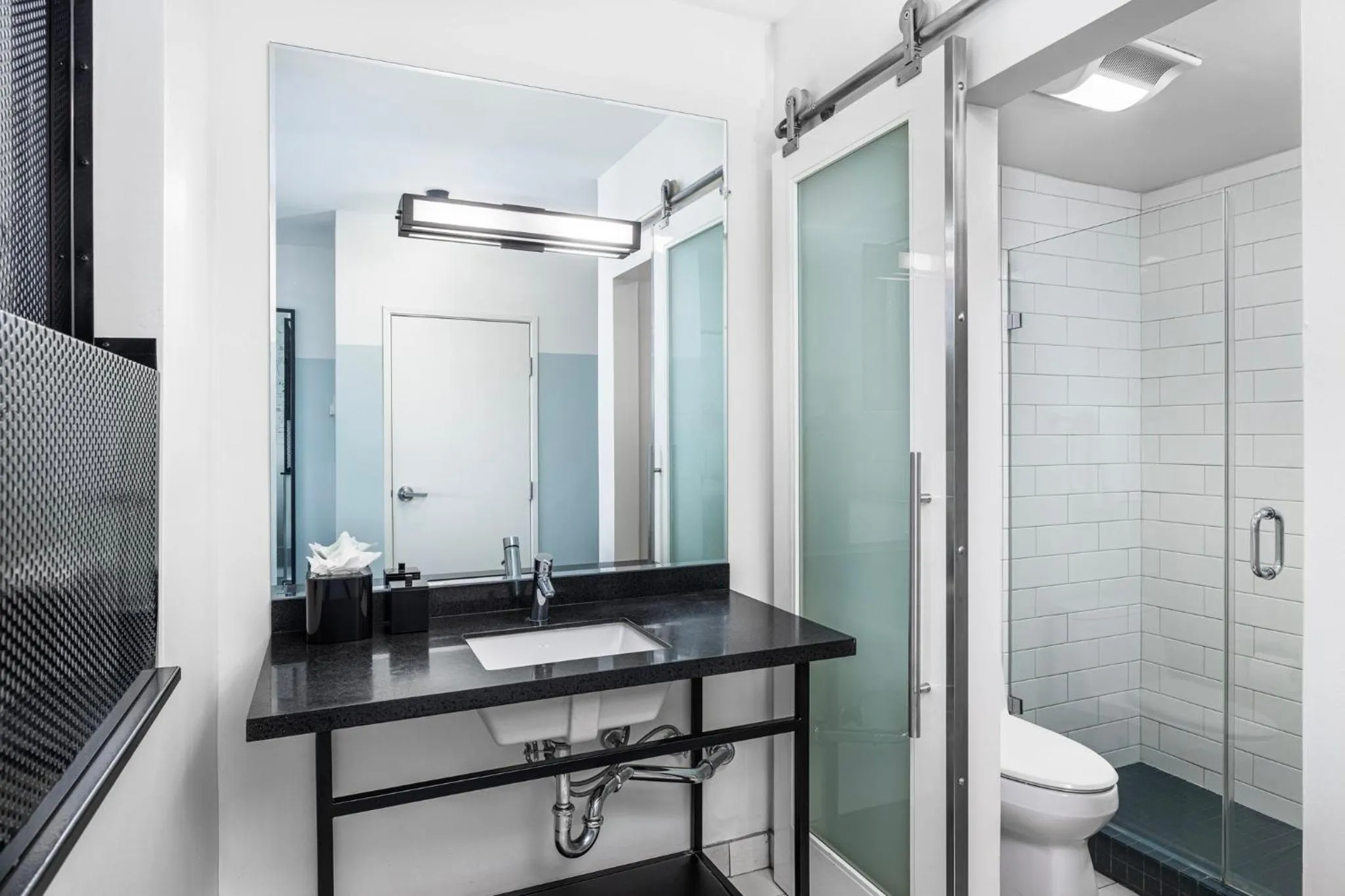 Photo of the whole room in Hotel Erwin Venice Beach