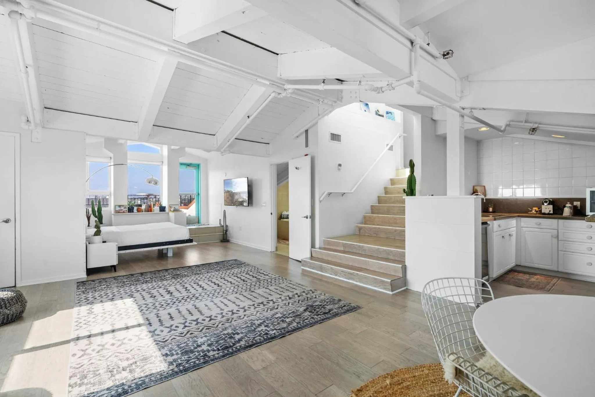 Photo of the whole room in Hotel Erwin Venice Beach