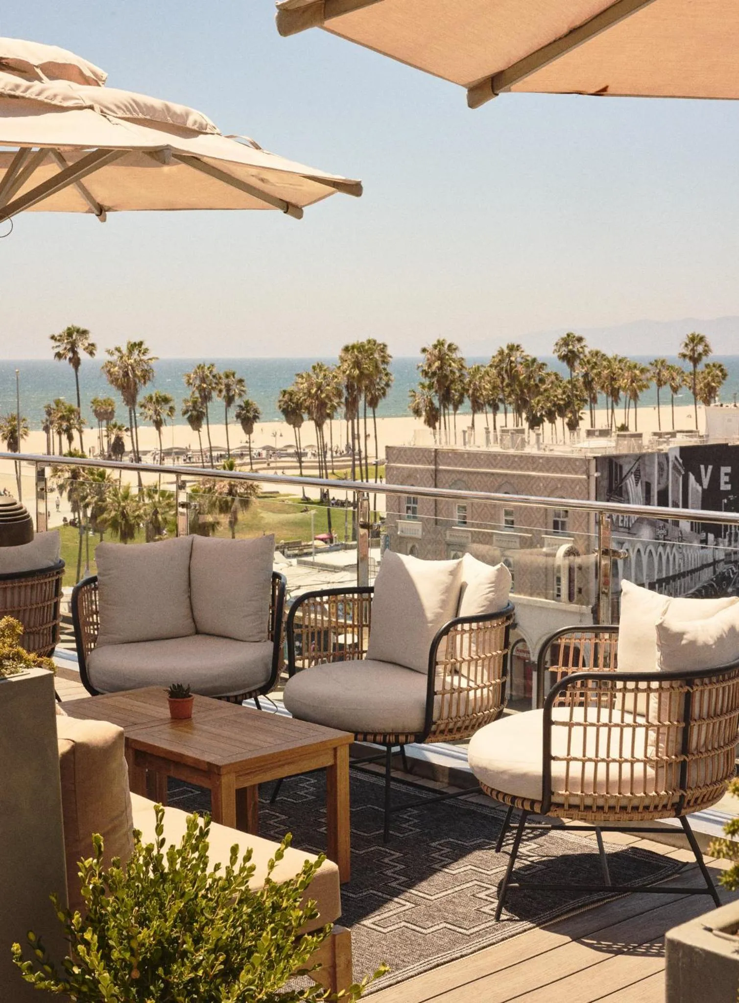 Restaurant/places to eat in Hotel Erwin Venice Beach