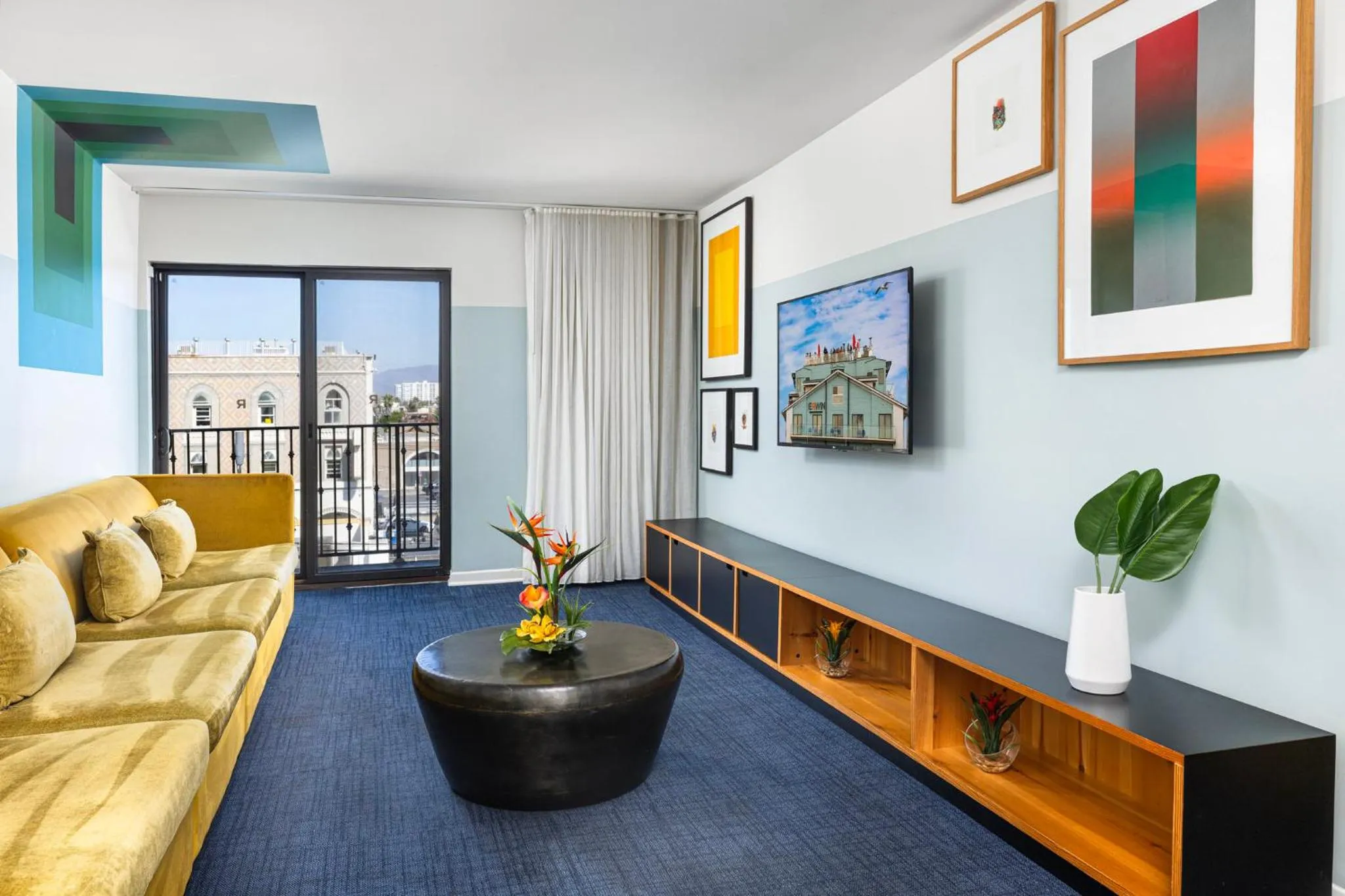 Photo of the whole room in Hotel Erwin Venice Beach