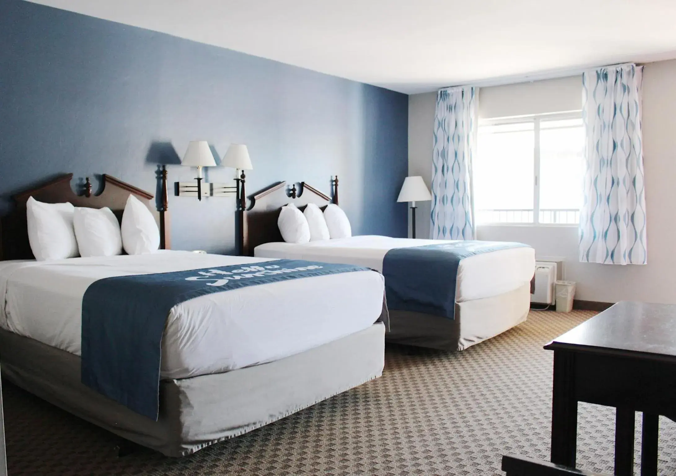 Queen Room with Two Queen Beds - Smoking in Days Inn by Wyndham Show Low Queen Room with Two Queen Beds - Smoking in Days Inn by Wyndham Show Low