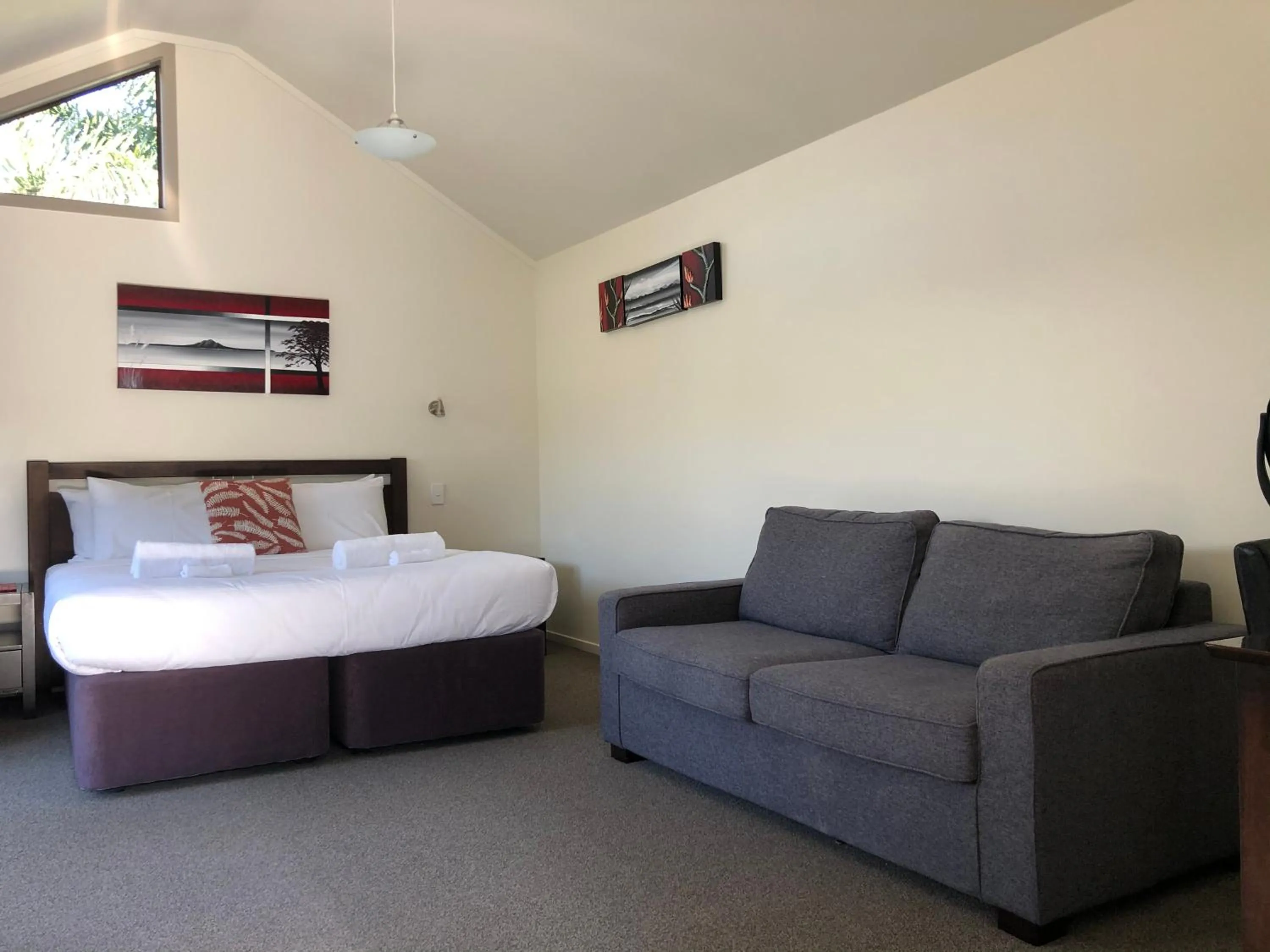 Seating area, Bed in Tairua Shores Motel
