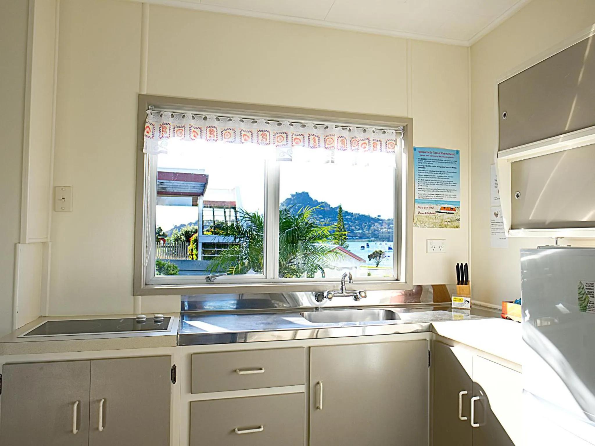 Kitchen or kitchenette in Tairua Shores Motel