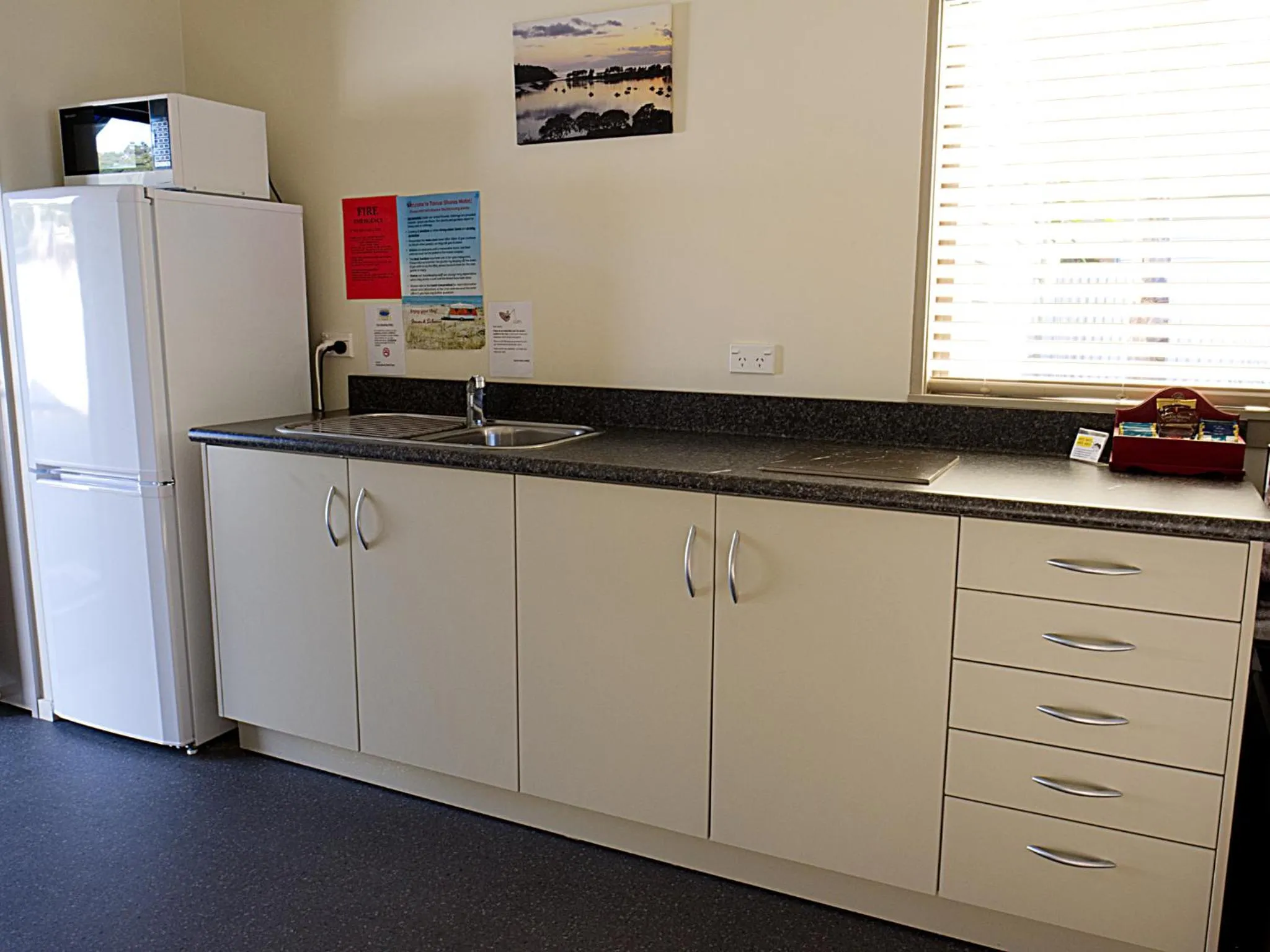 Kitchen or kitchenette in Tairua Shores Motel