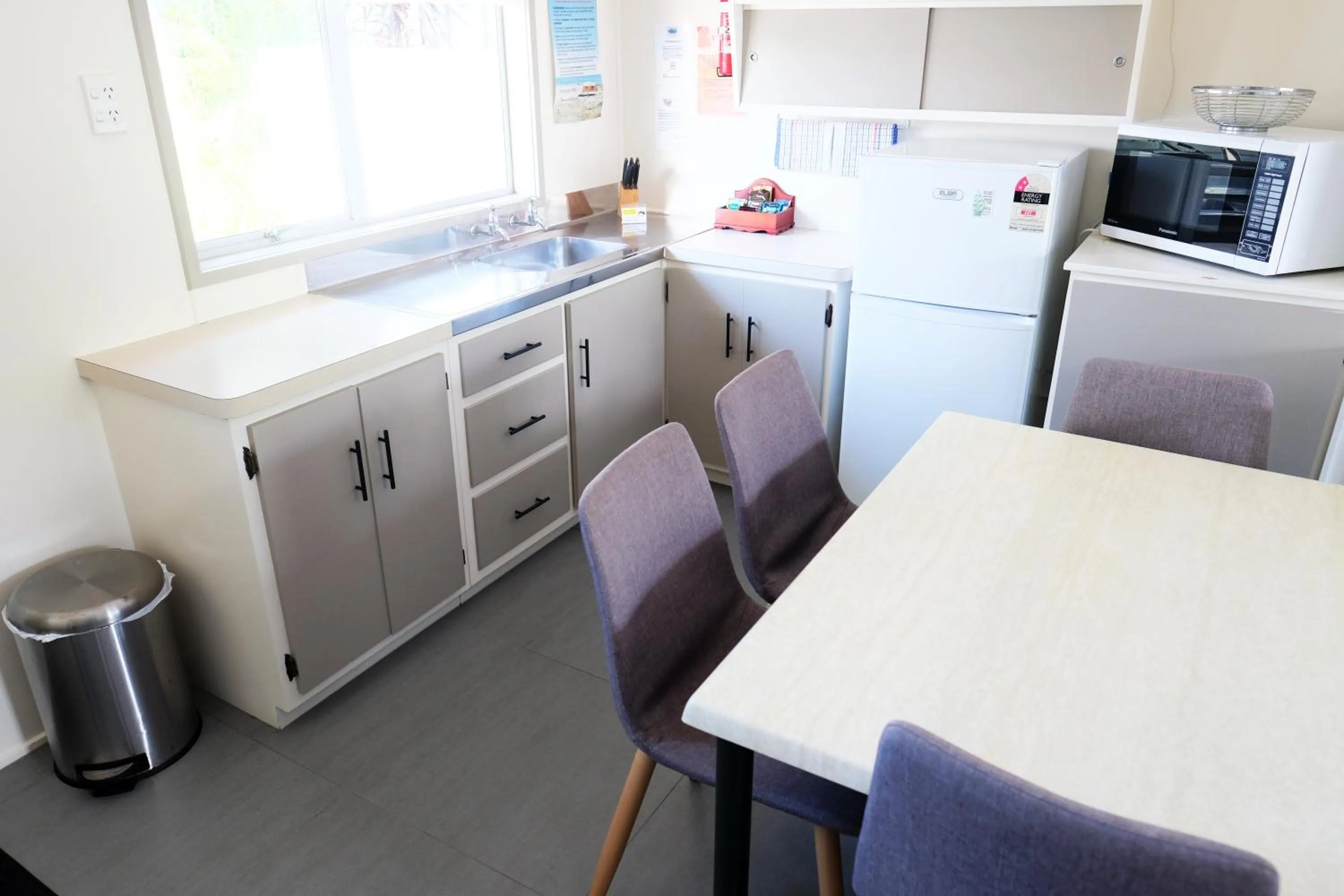 Kitchen or kitchenette in Tairua Shores Motel