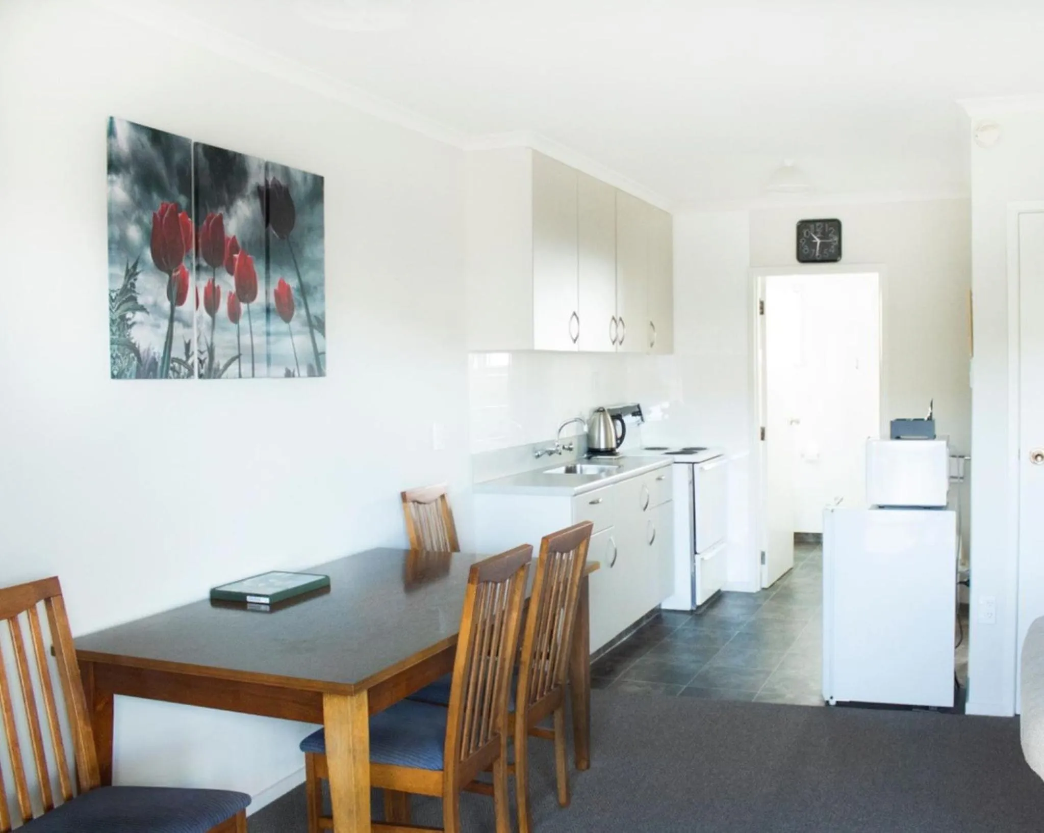 Kitchen or kitchenette in Alpine Motel