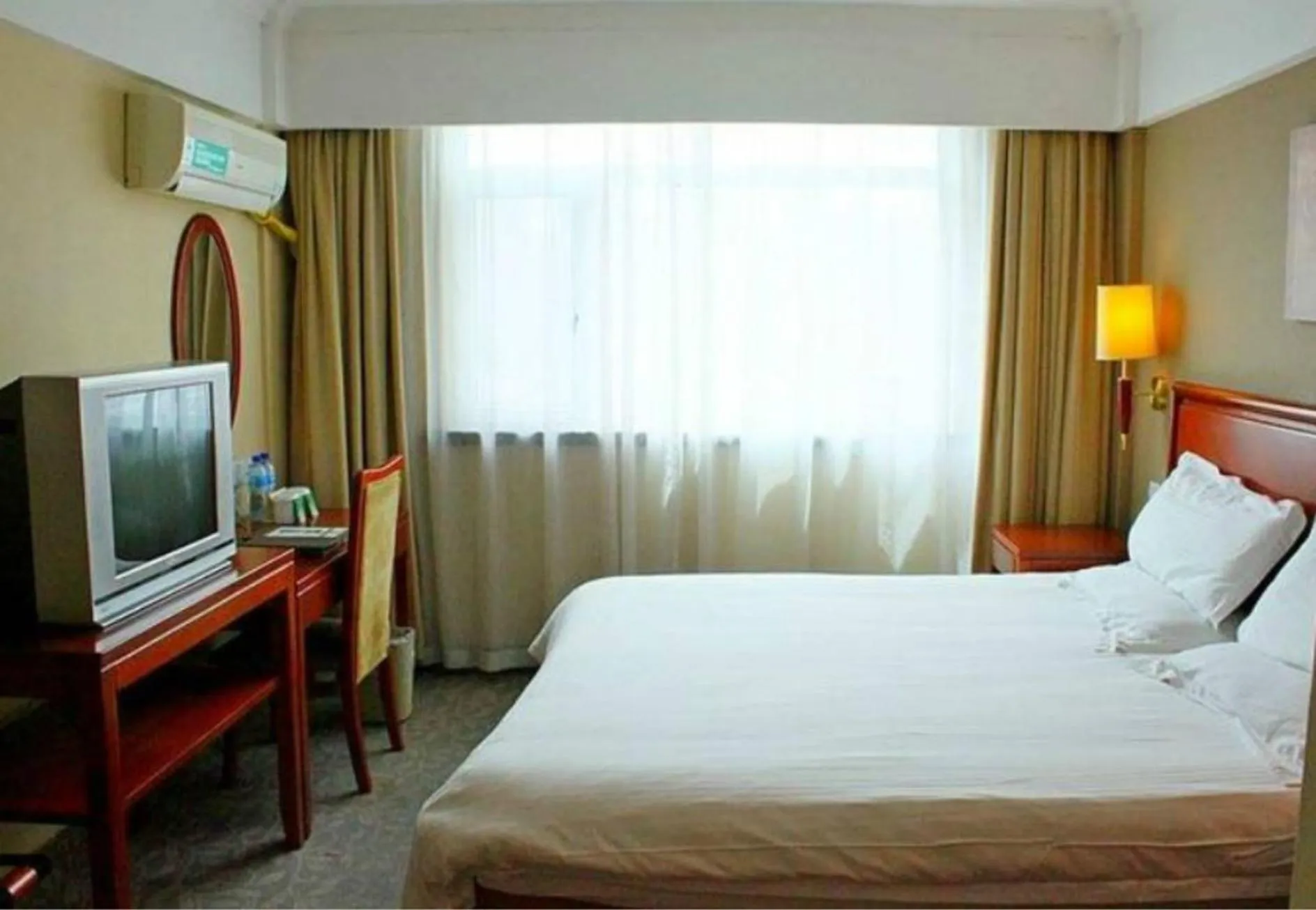 Bed in GMA Hotel ShangHai WuNing Road ZhenPing Road Metro Station