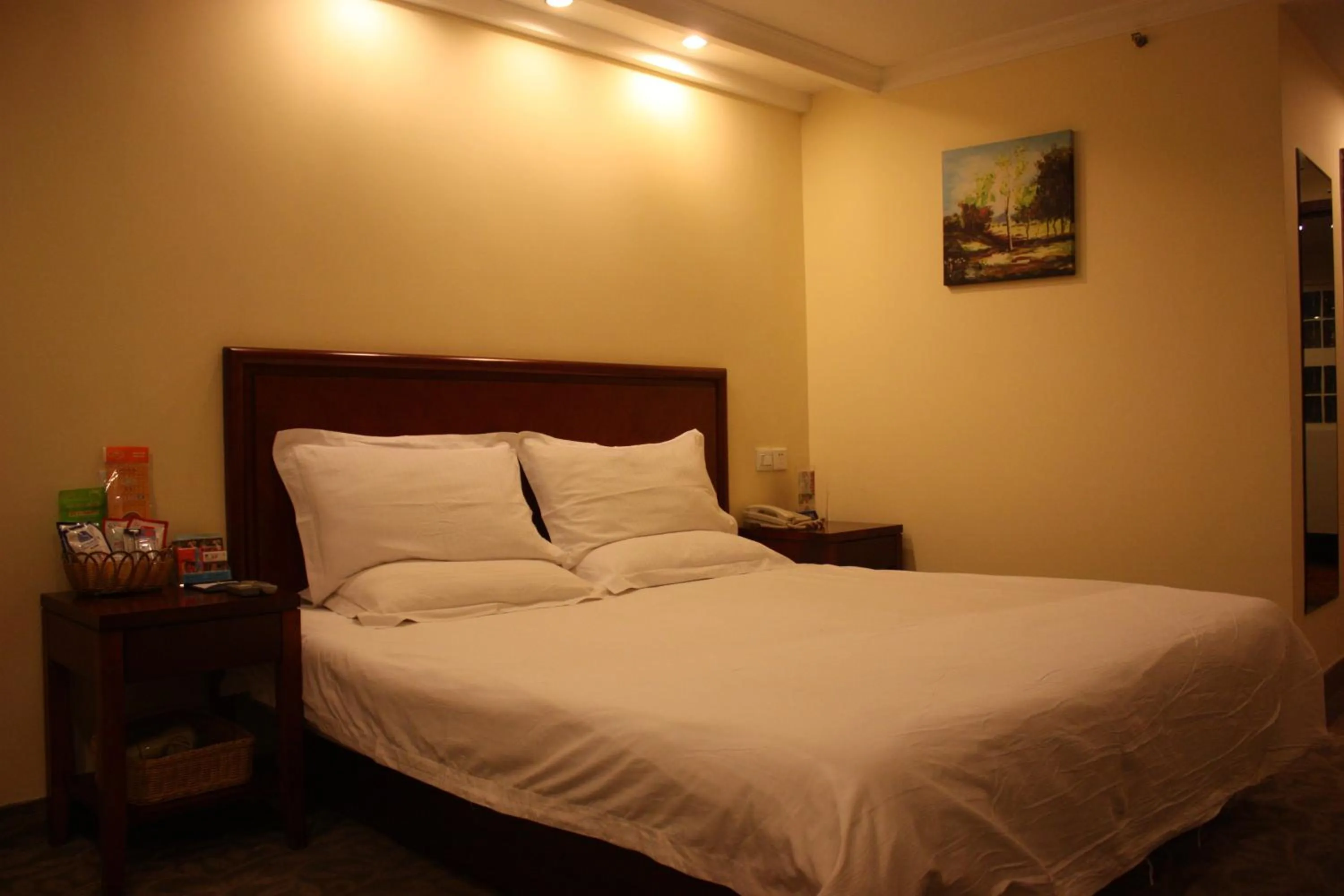 Bed in GMA Hotel ShangHai WuNing Road ZhenPing Road Metro Station