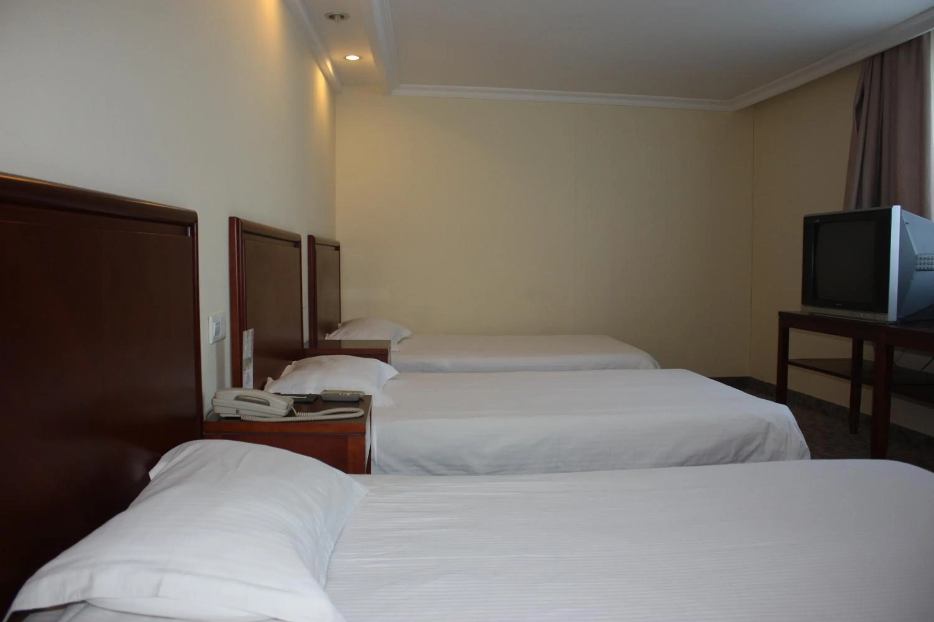 Photo of the whole room, Bed in GMA Hotel ShangHai WuNing Road ZhenPing Road Metro Station