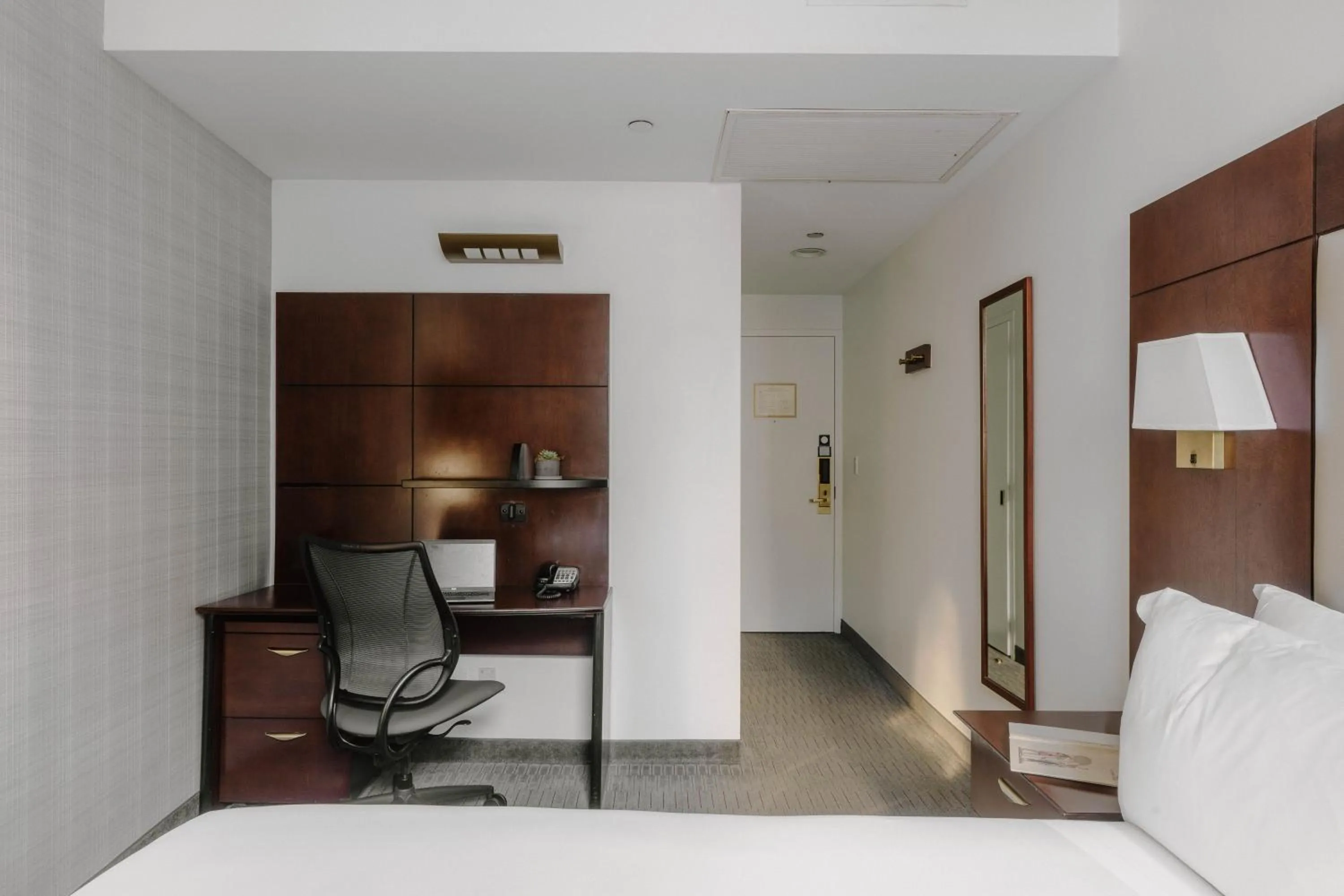 Bedroom, Bed in River Hotel