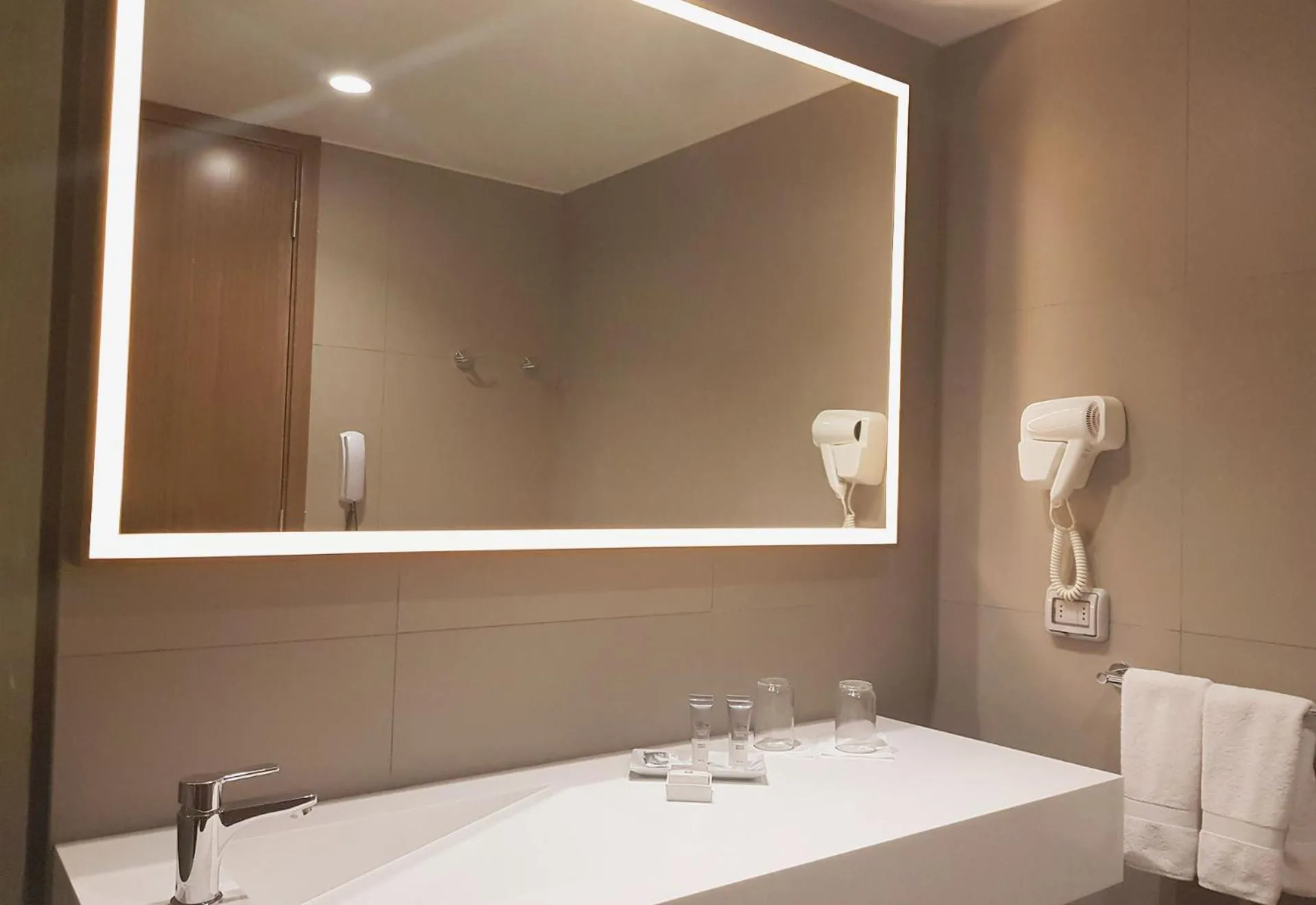 Bathroom, Bed in Dazzler by Wyndham Lima San Isidro