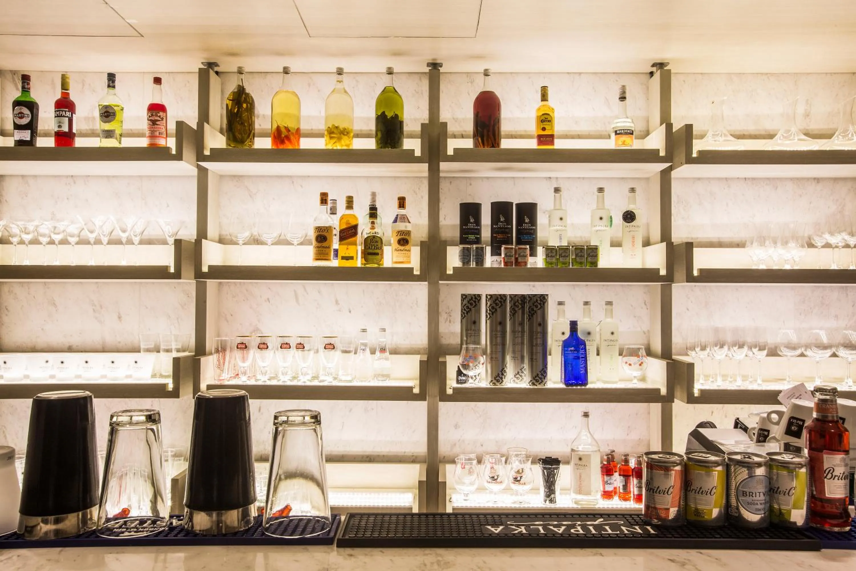 Lounge or bar in Dazzler by Wyndham Lima San Isidro