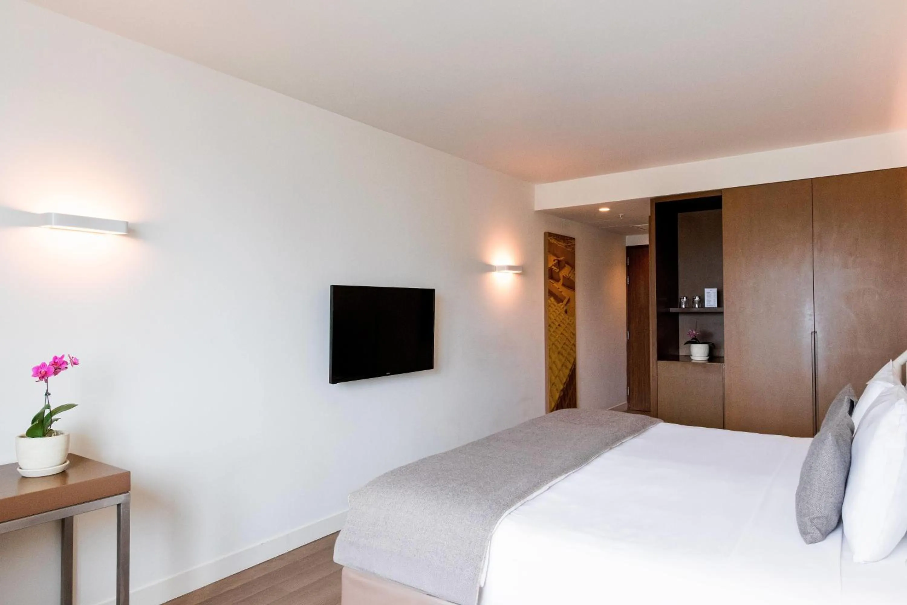 Photo of the whole room, Bed in Dazzler by Wyndham Lima San Isidro