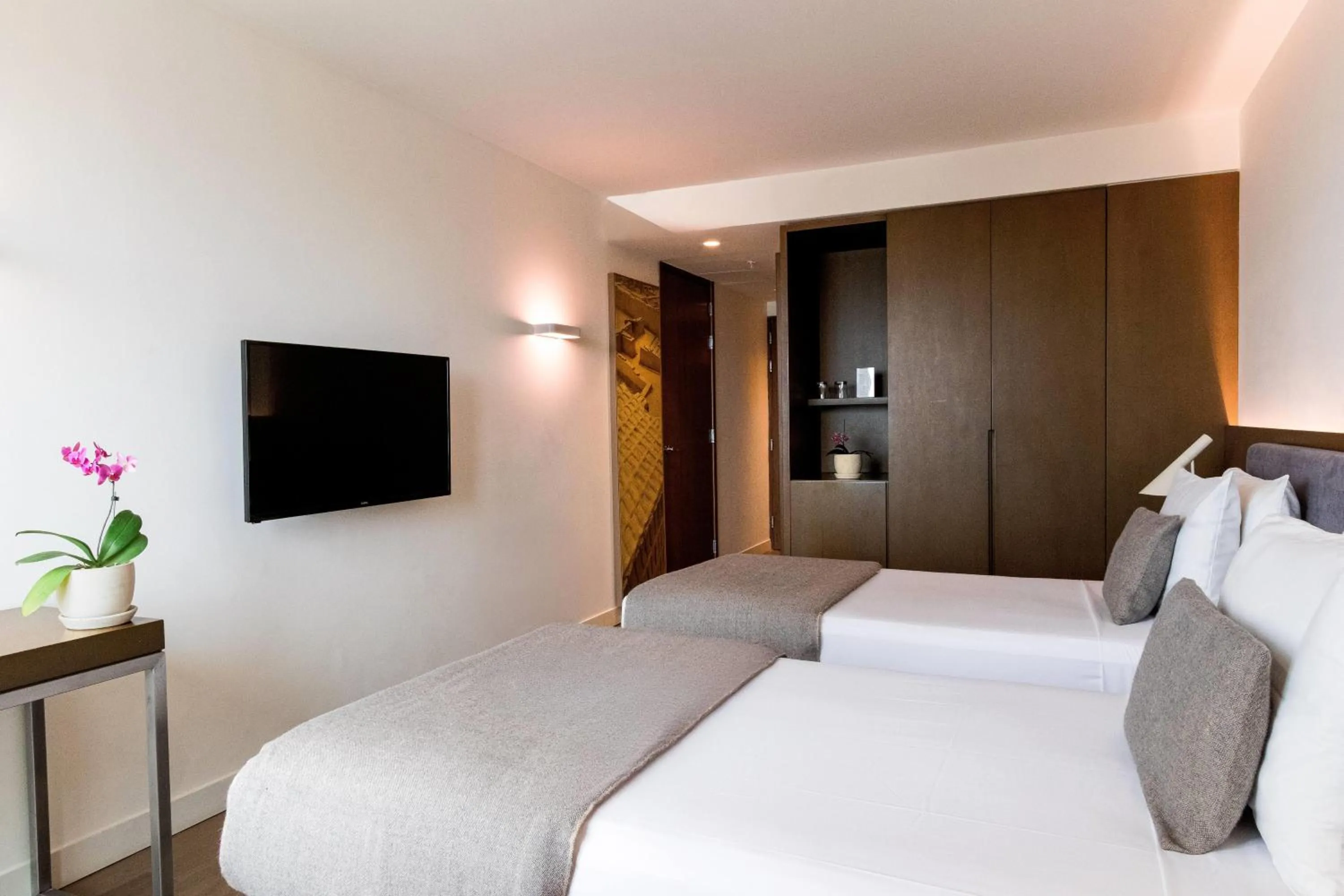 Photo of the whole room, Bed in Dazzler by Wyndham Lima San Isidro