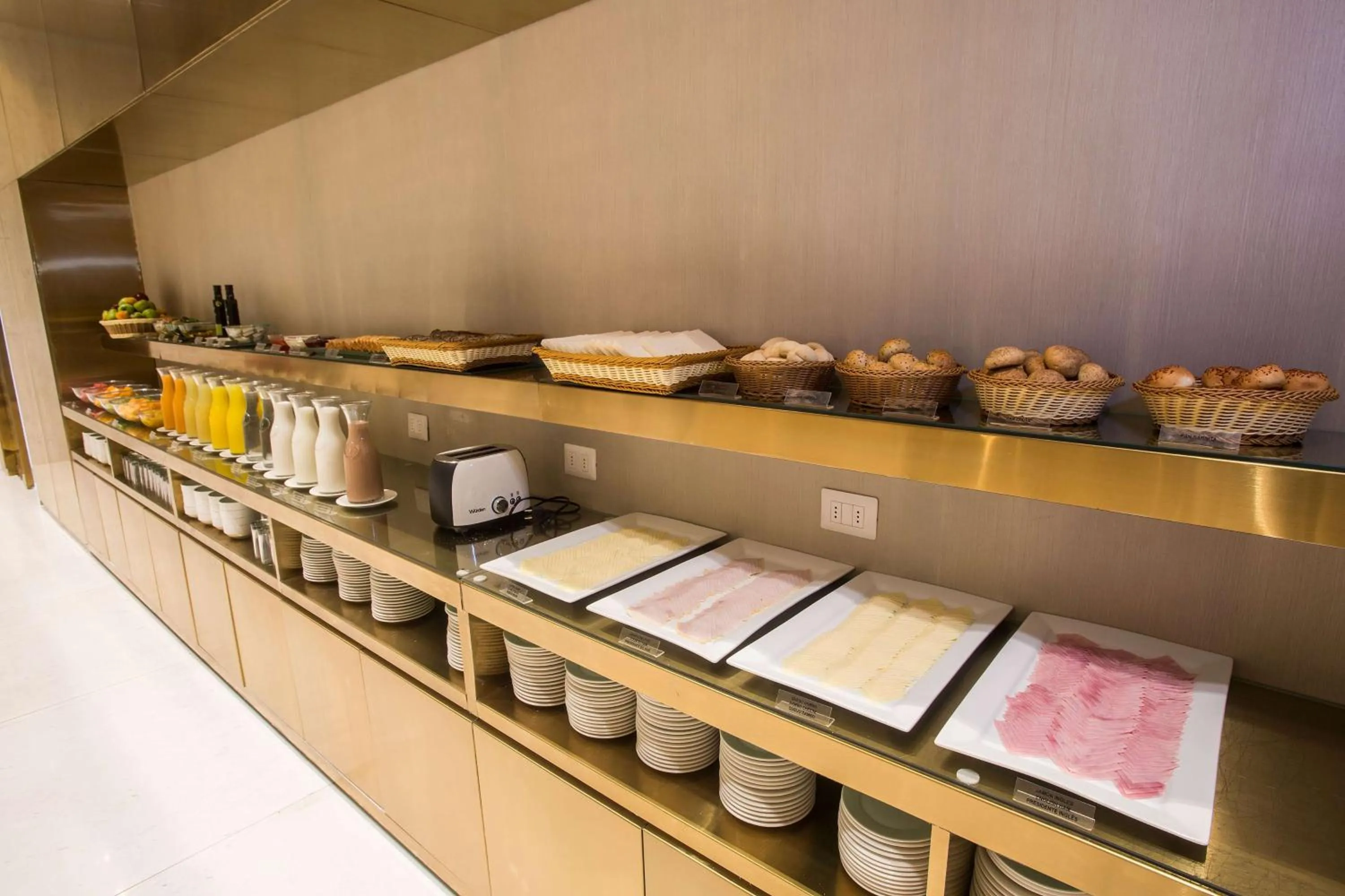 Restaurant/places to eat in Dazzler by Wyndham Lima San Isidro