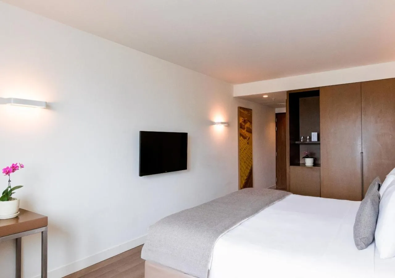 TV and multimedia, Bed in Dazzler by Wyndham Lima San Isidro