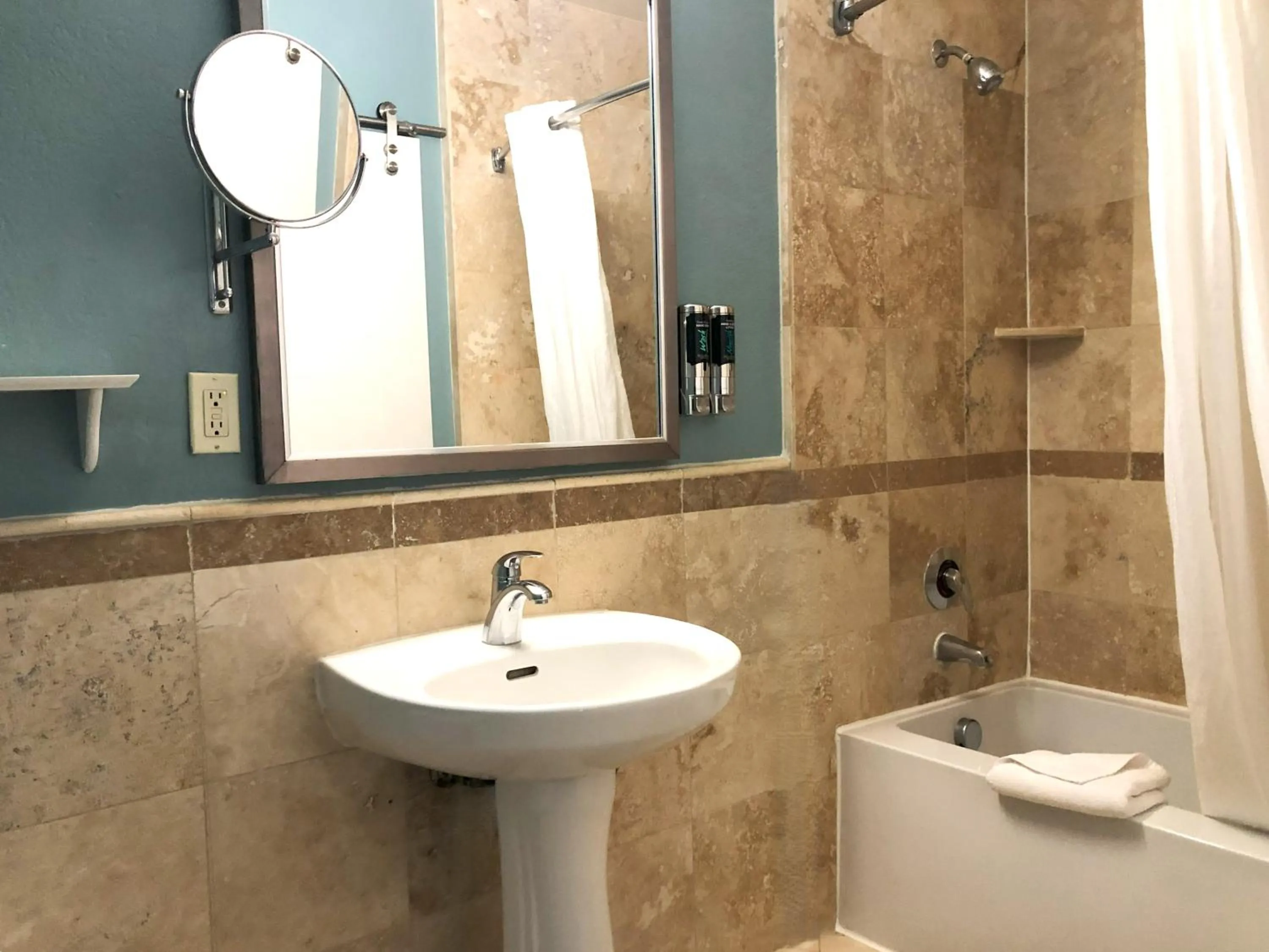 Bathroom in Porto Vista Hotel In Little Italy