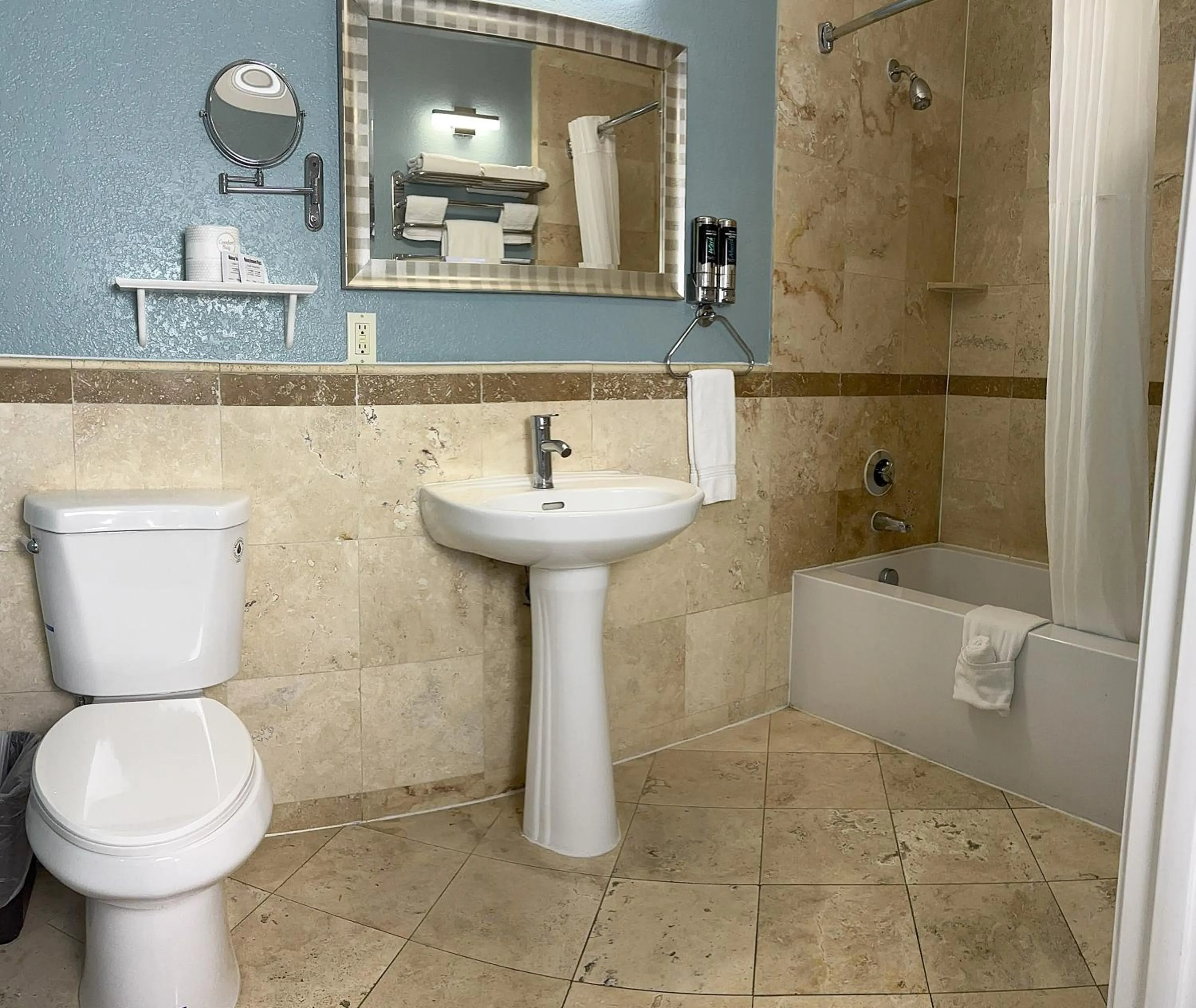 Shower in Porto Vista Hotel In Little Italy