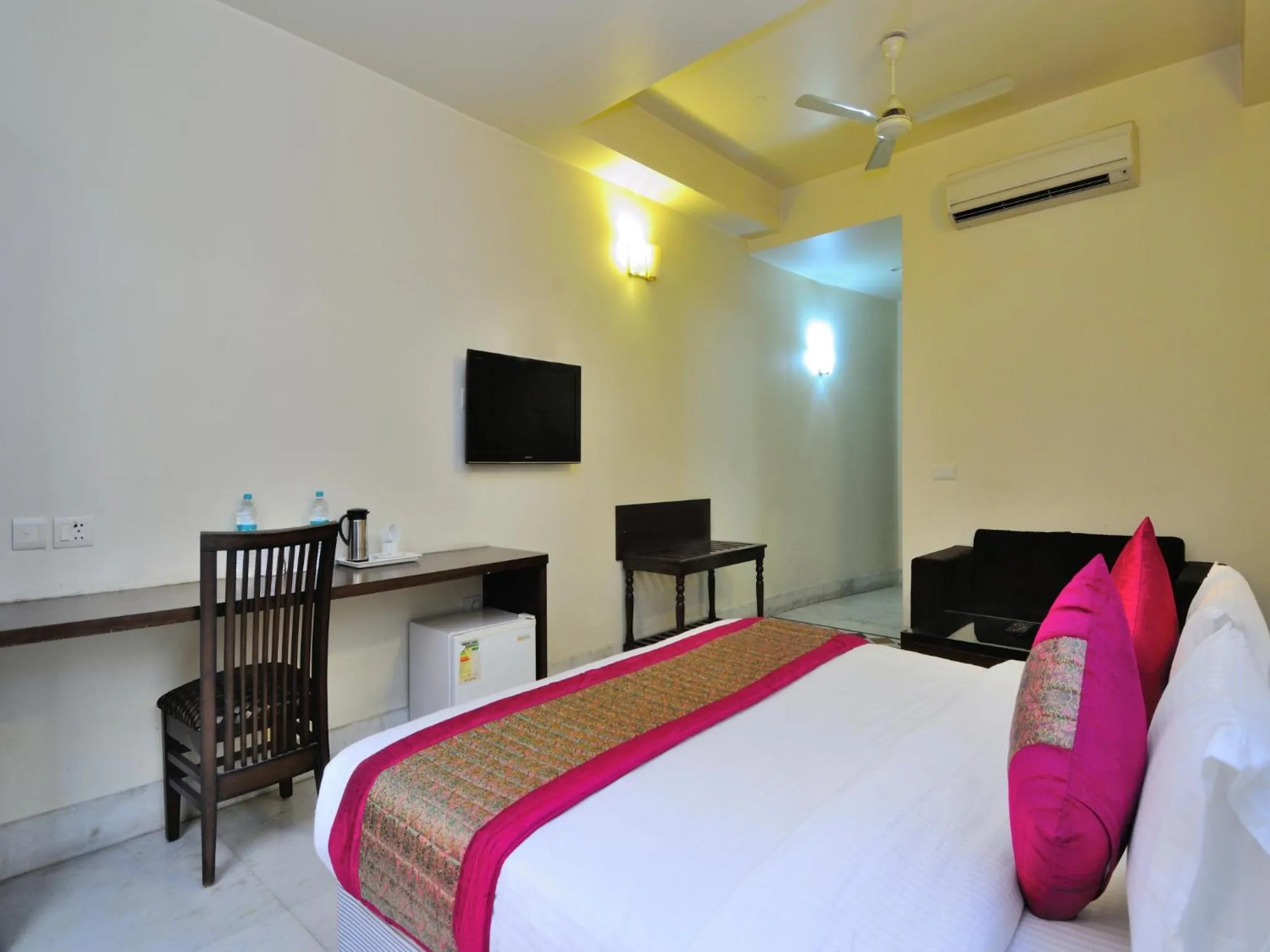 Bedroom, Bed in Hotel Shanti Villa- New Delhi Railway Station