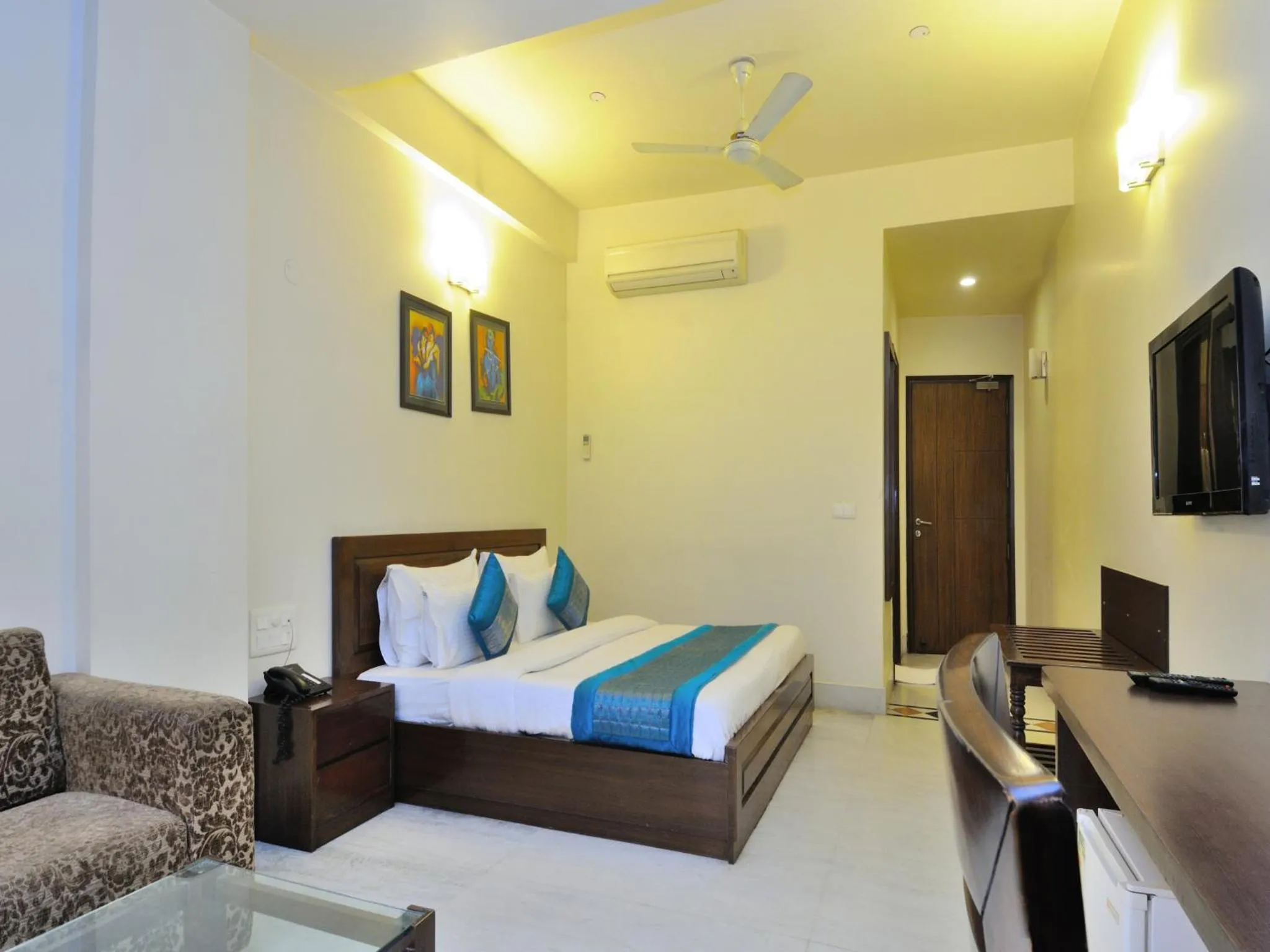 Bedroom, Bed in Hotel Shanti Villa- New Delhi Railway Station