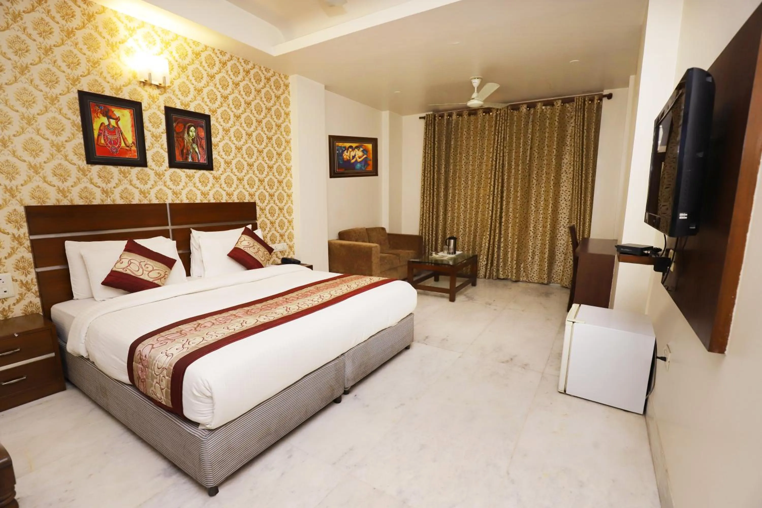 Living room, Bed in Hotel Shanti Villa- New Delhi Railway Station