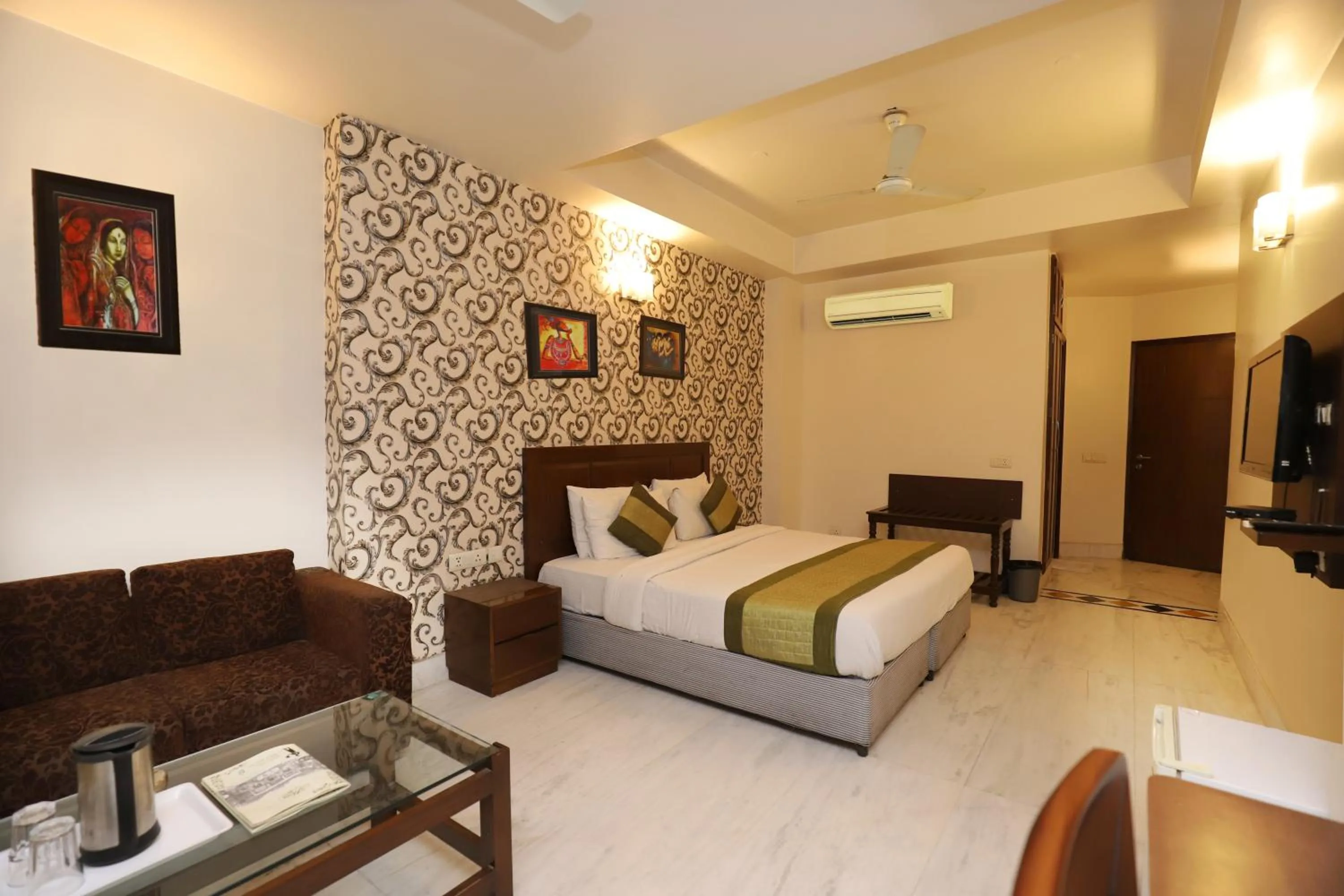 Photo of the whole room, Bed in Hotel Shanti Villa- New Delhi Railway Station