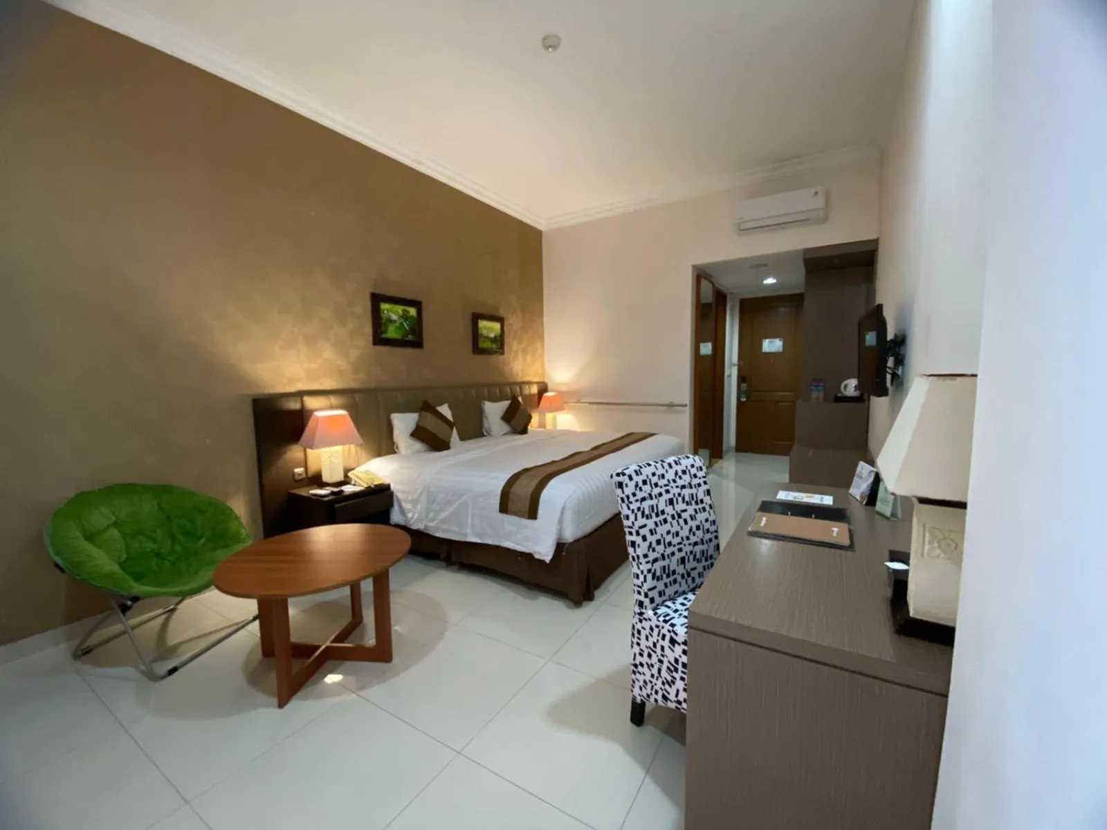 Bed in Hotel on The Rock