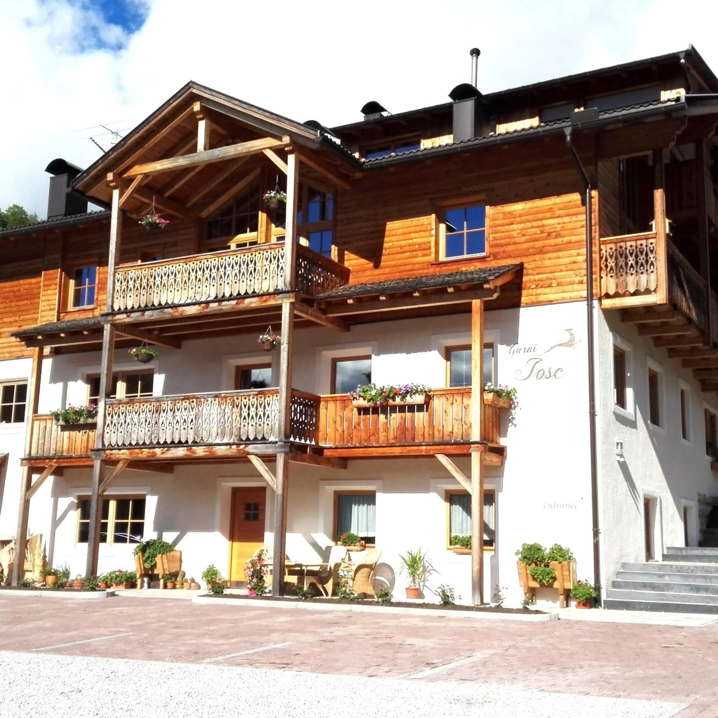 Property building in Garnì Iosc
