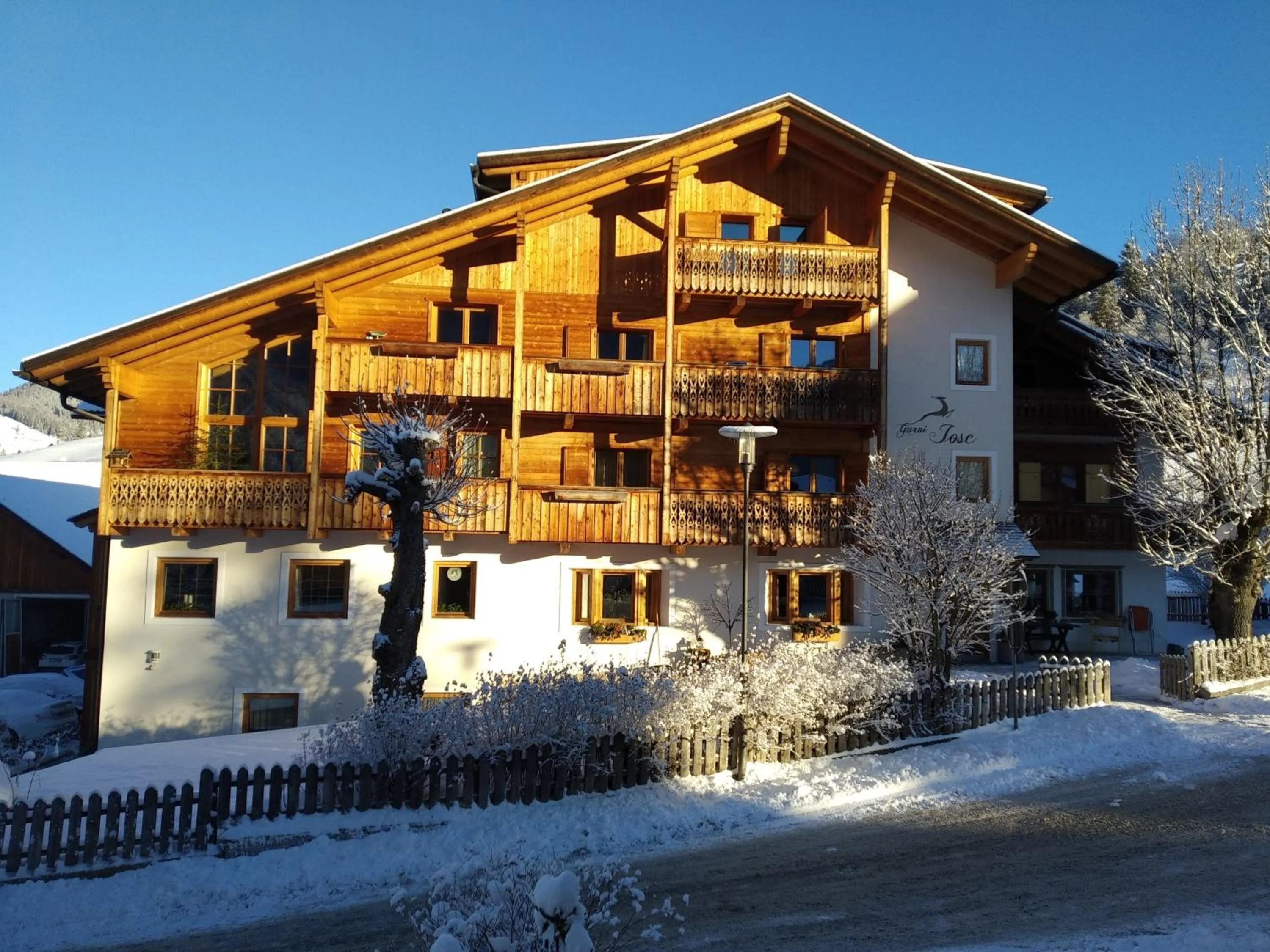 Property building in Garnì Iosc