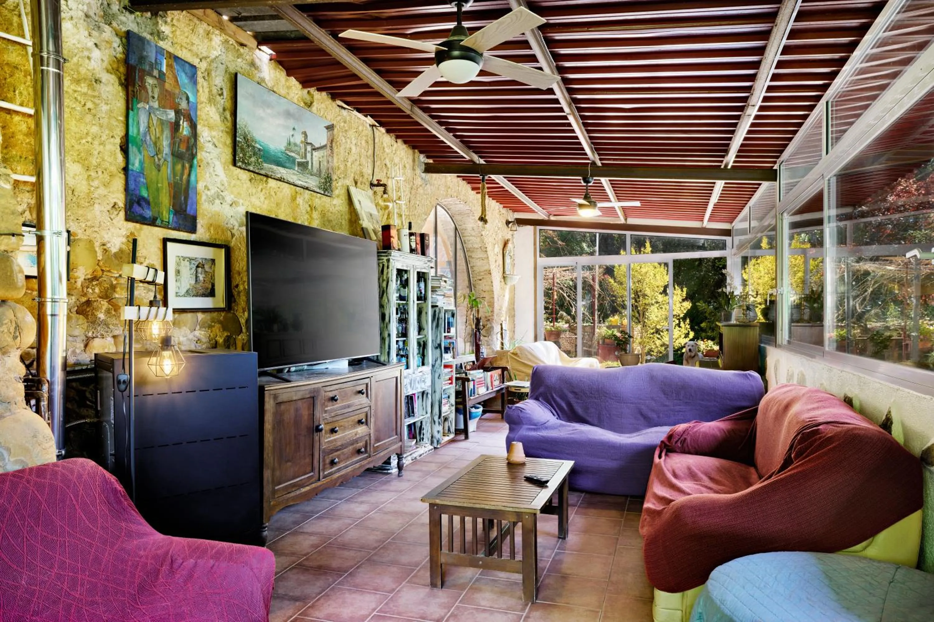 Communal lounge/ TV room in Mas Torrencito Pet Friendly