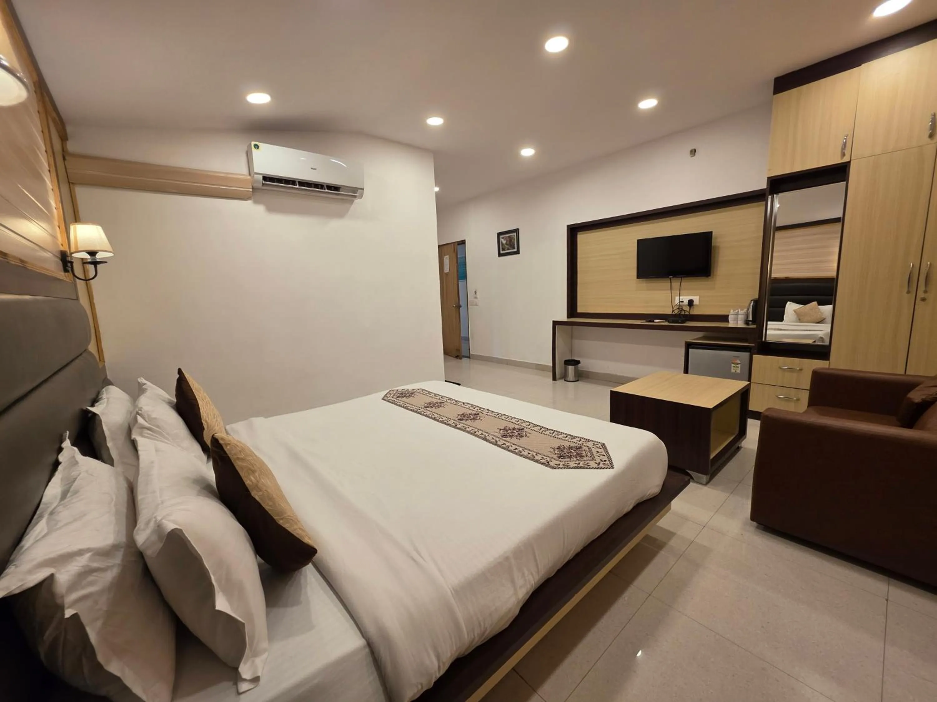 Bedroom, Bed in Hotel Rajpur Heights