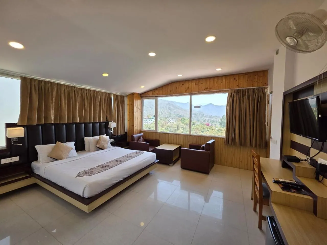 Bedroom, Bed in Hotel Rajpur Heights