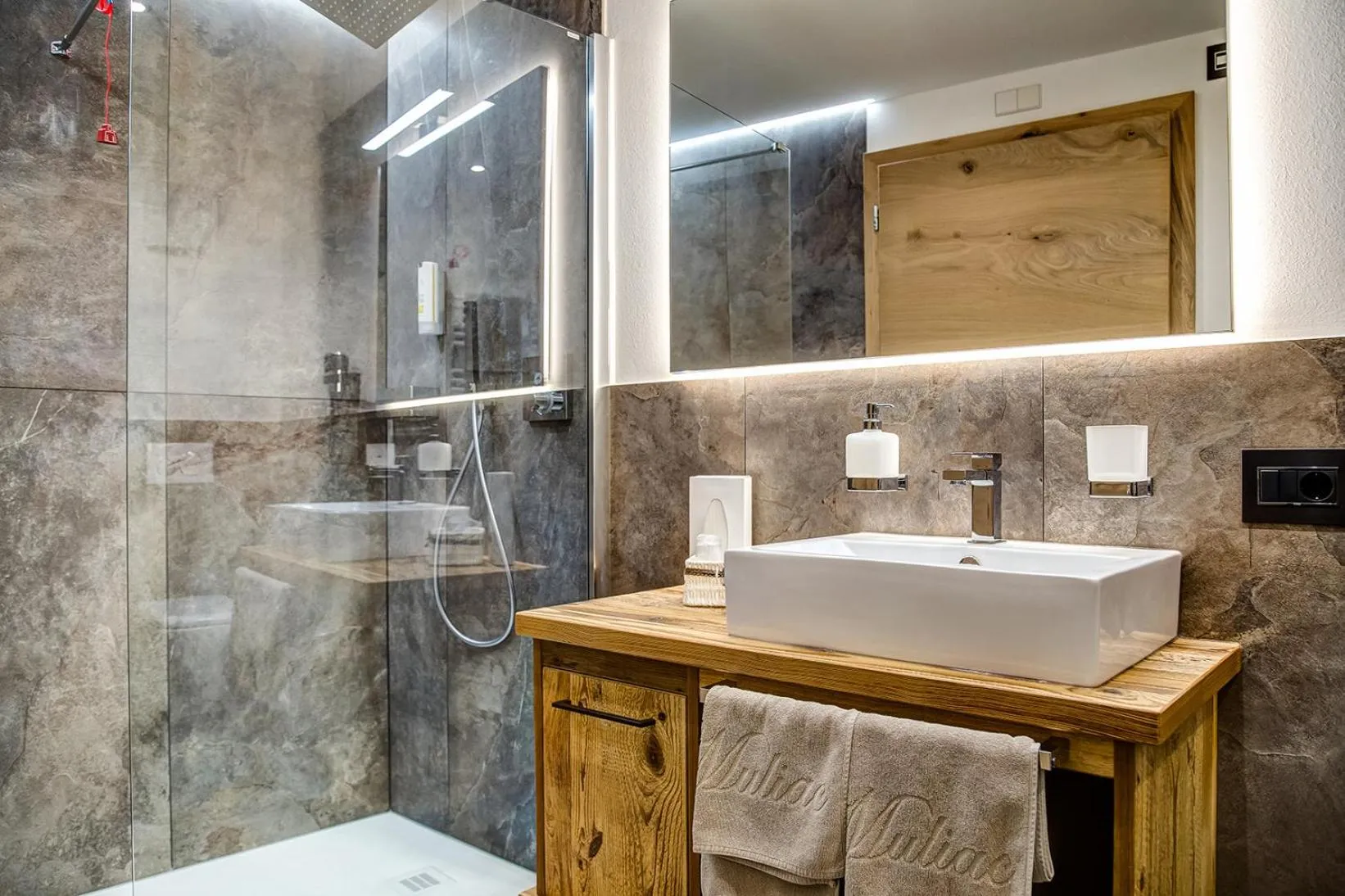 Shower in Hotel Muliac