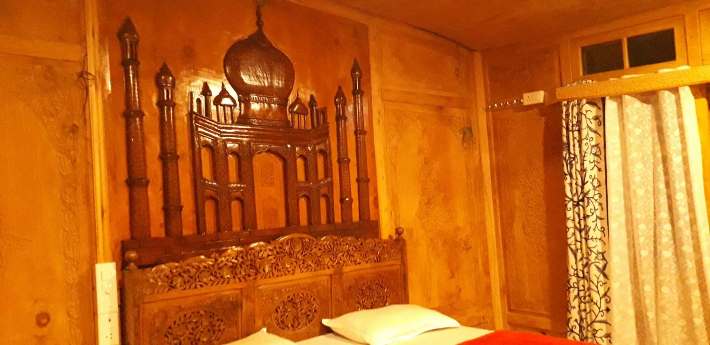Bedroom, Bed in Golden Crest DALLAKE