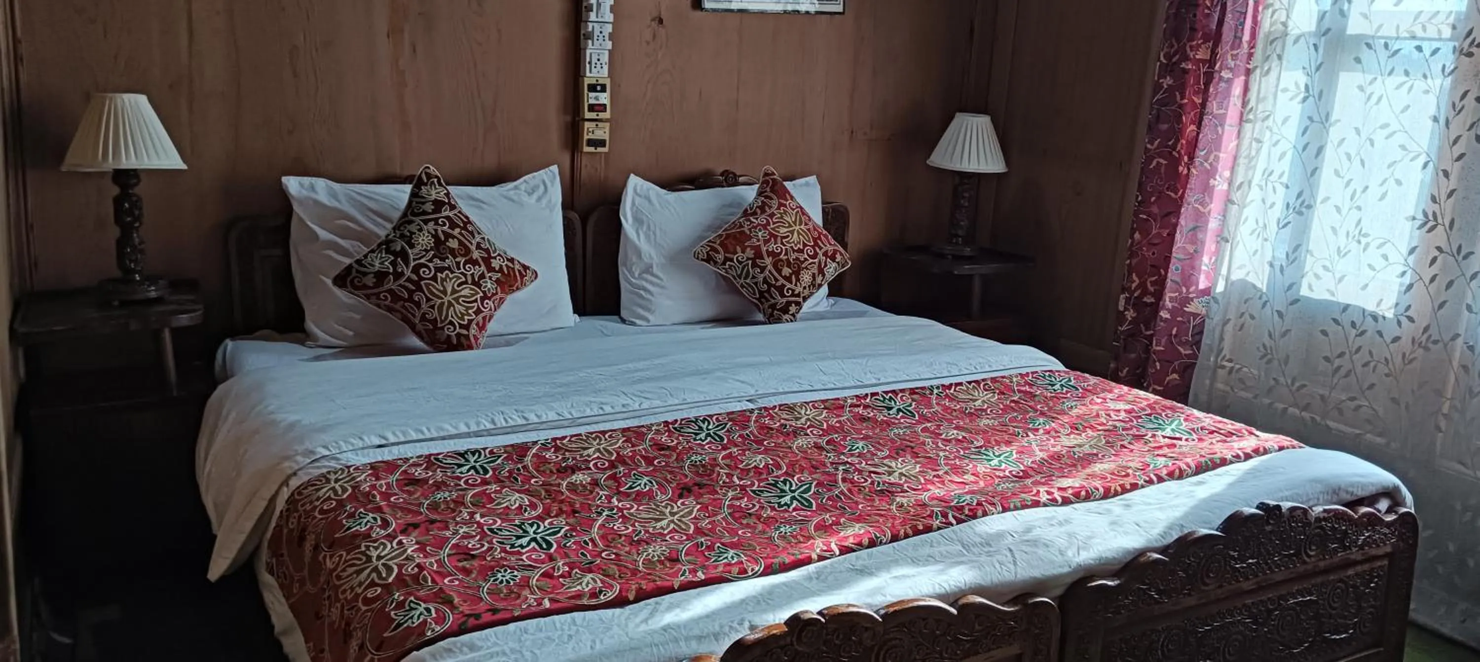Bed in Golden Crest DALLAKE