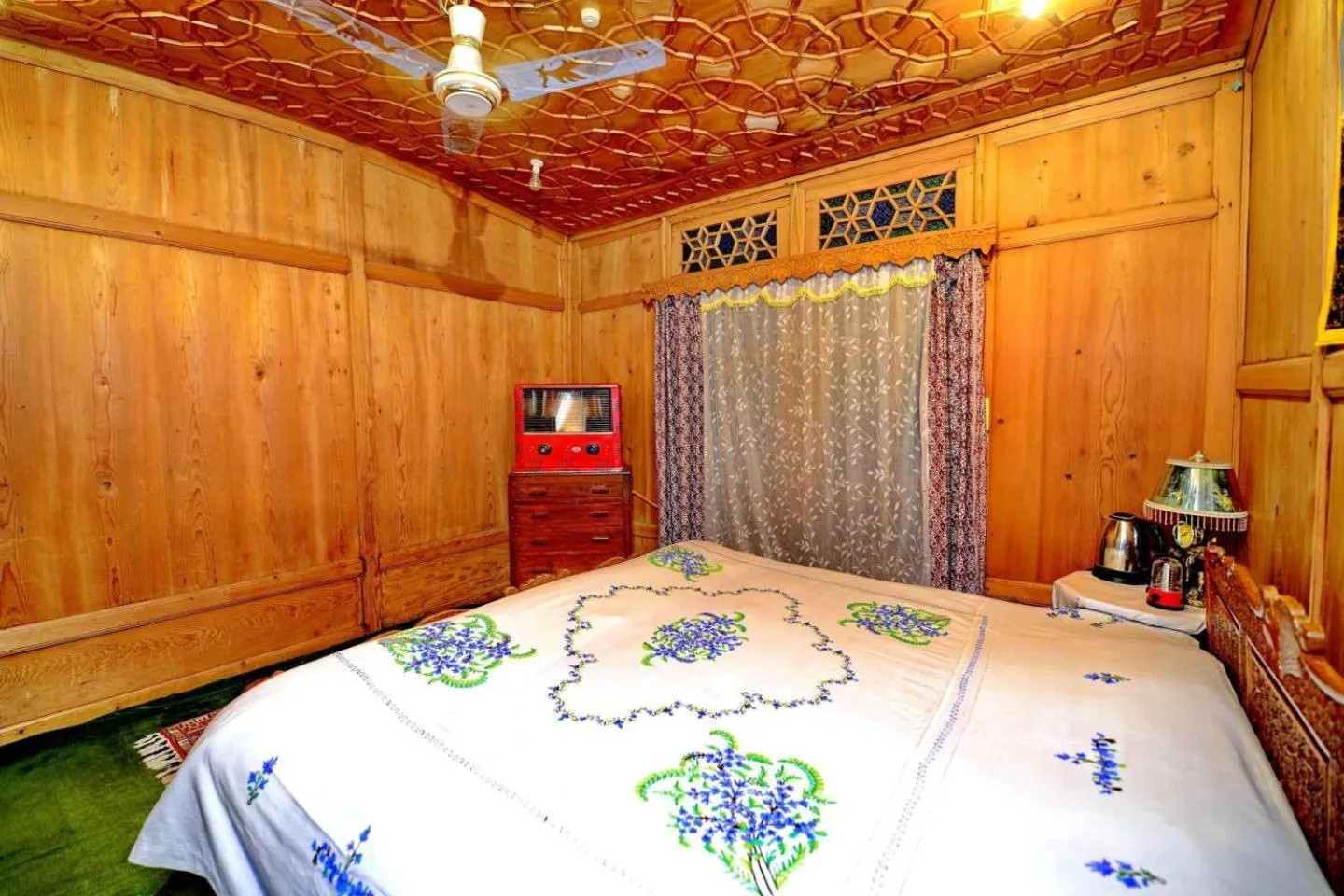 Bedroom, Bed in Golden Crest DALLAKE