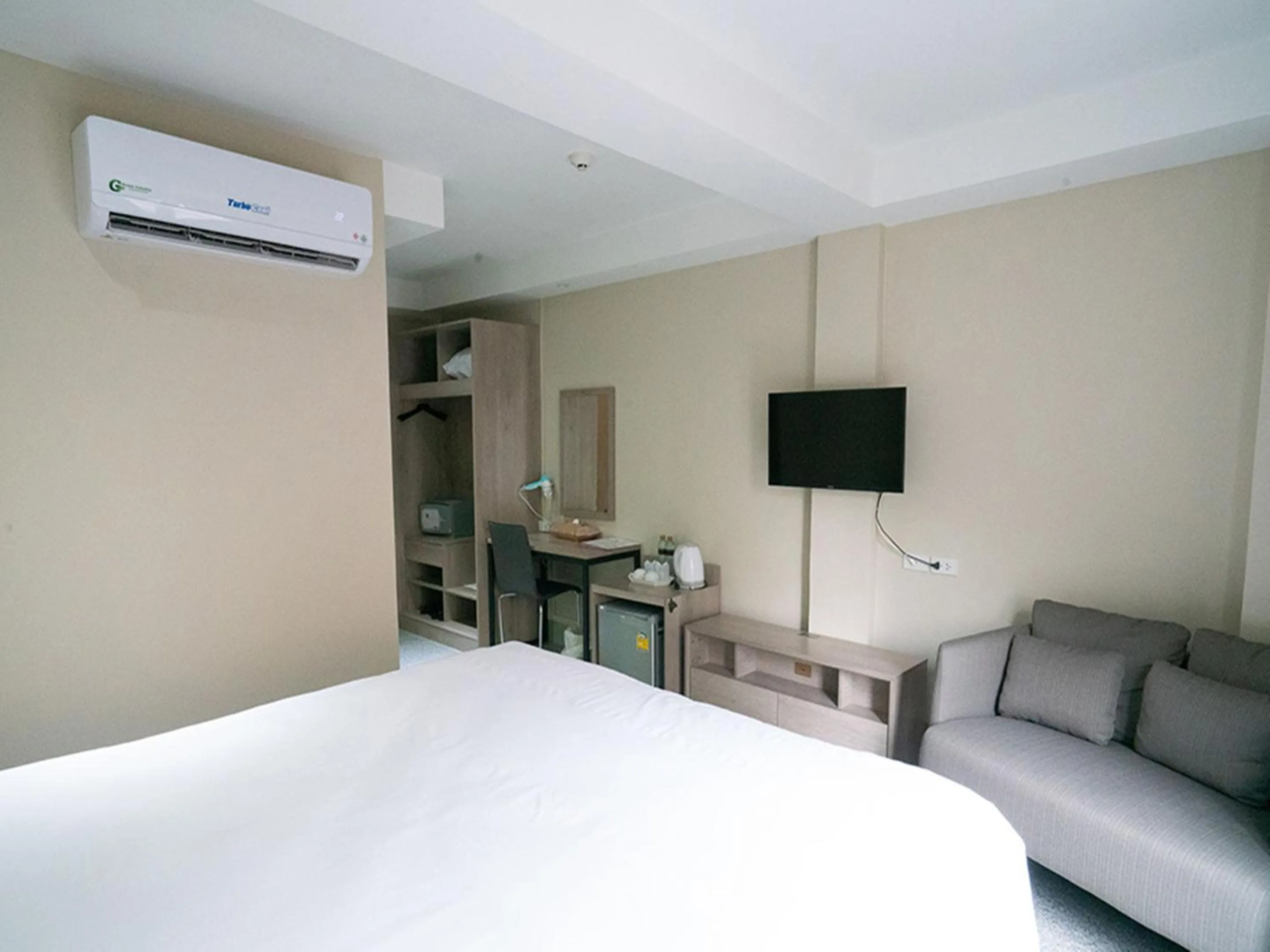 Communal lounge/ TV room, Bed in The Ecotel Bangkok