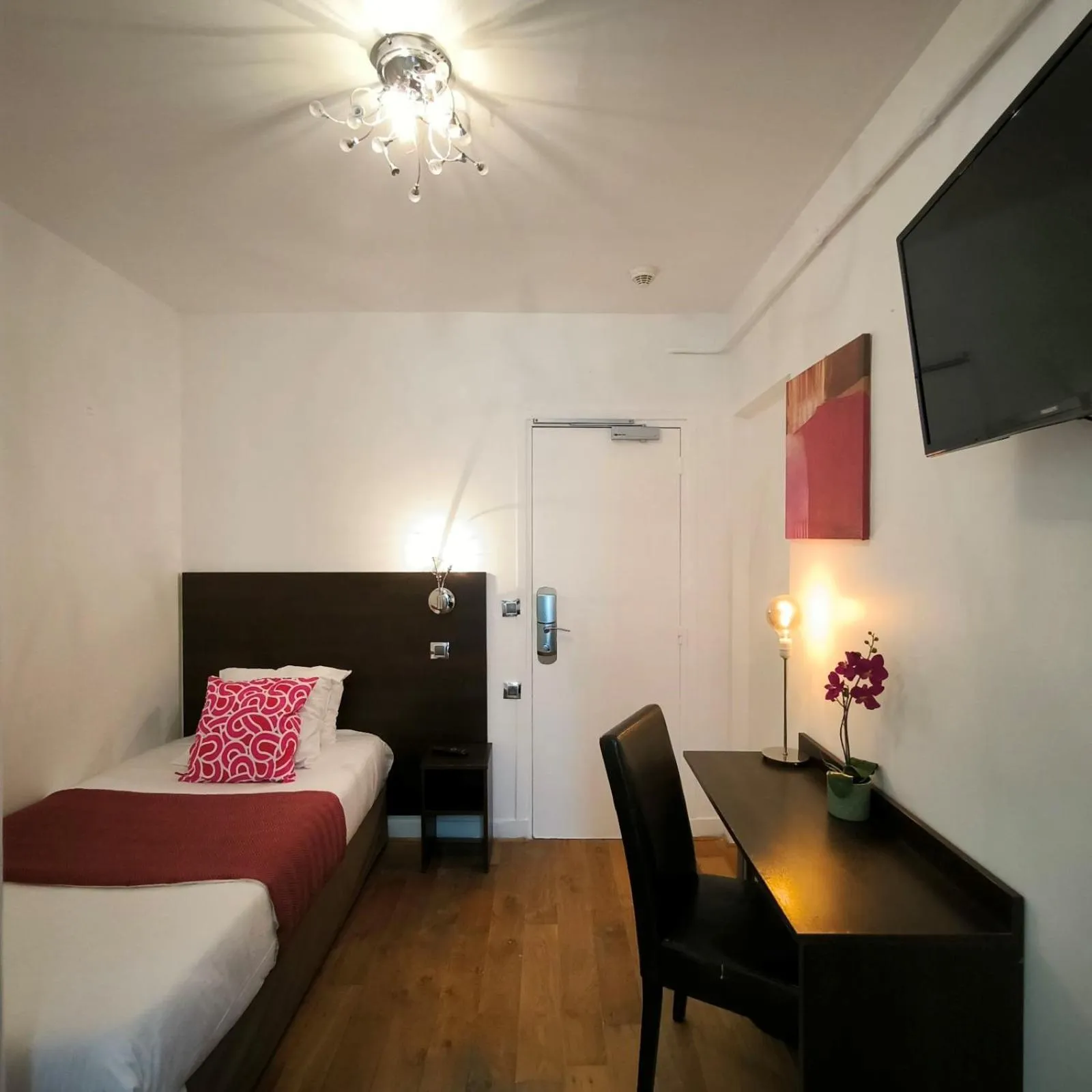 Bed in Hotel Le Twelve