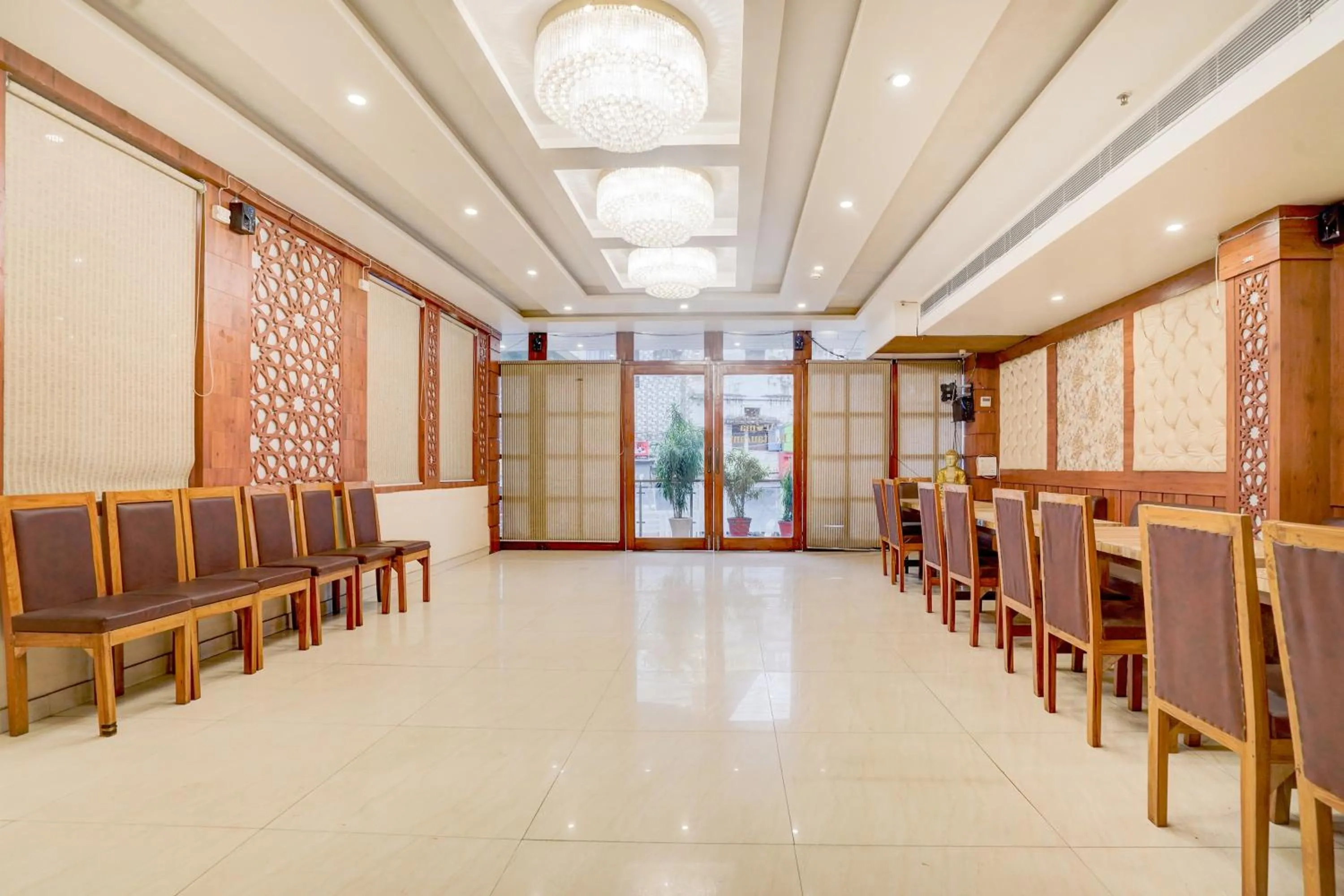 Restaurant/places to eat in Townhouse Oak Dehradun Court Formerly GK Residency