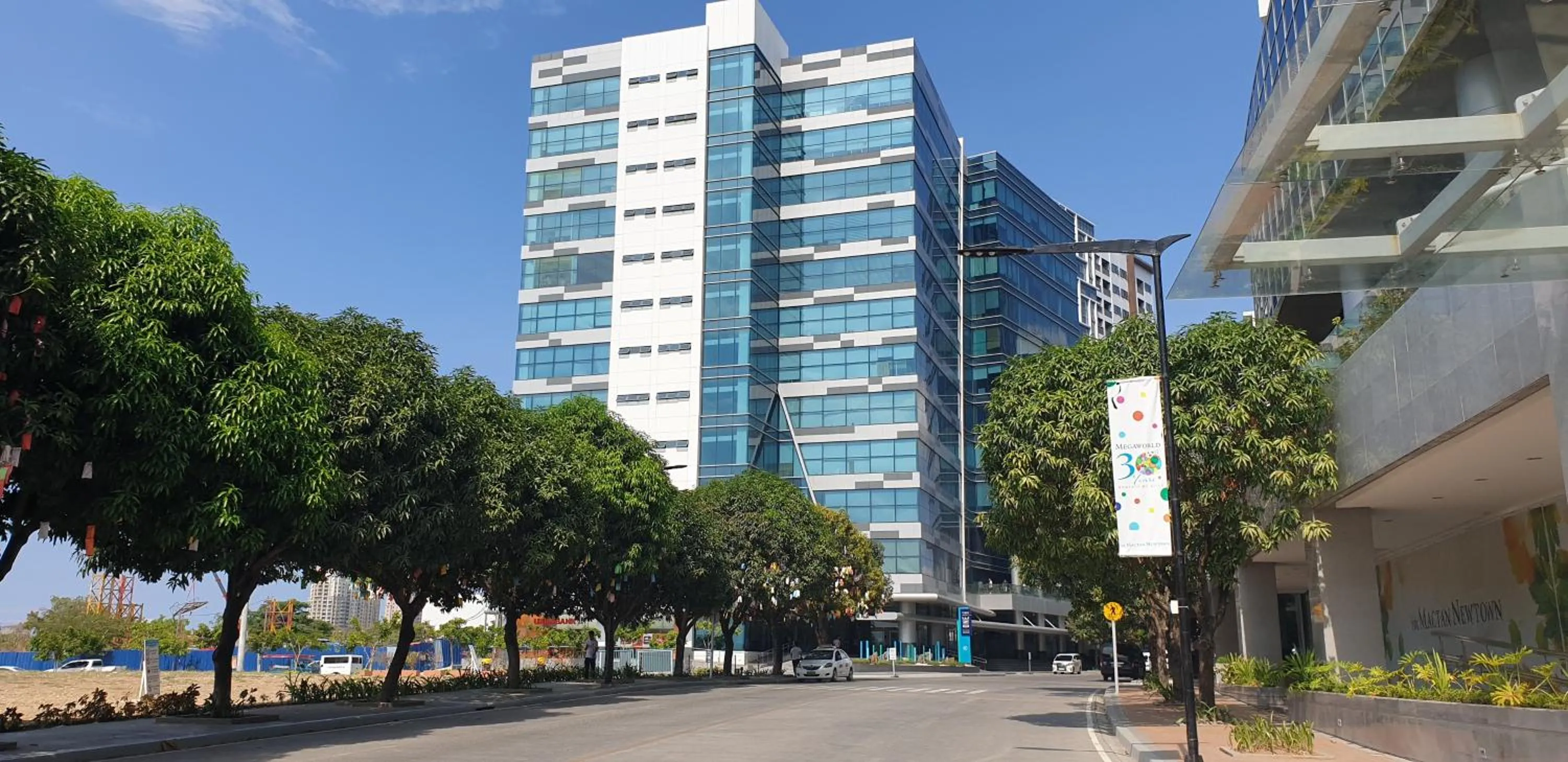 Mactan Newtown Condo with Garden and Ocean View 8NEWTOWN BLVD