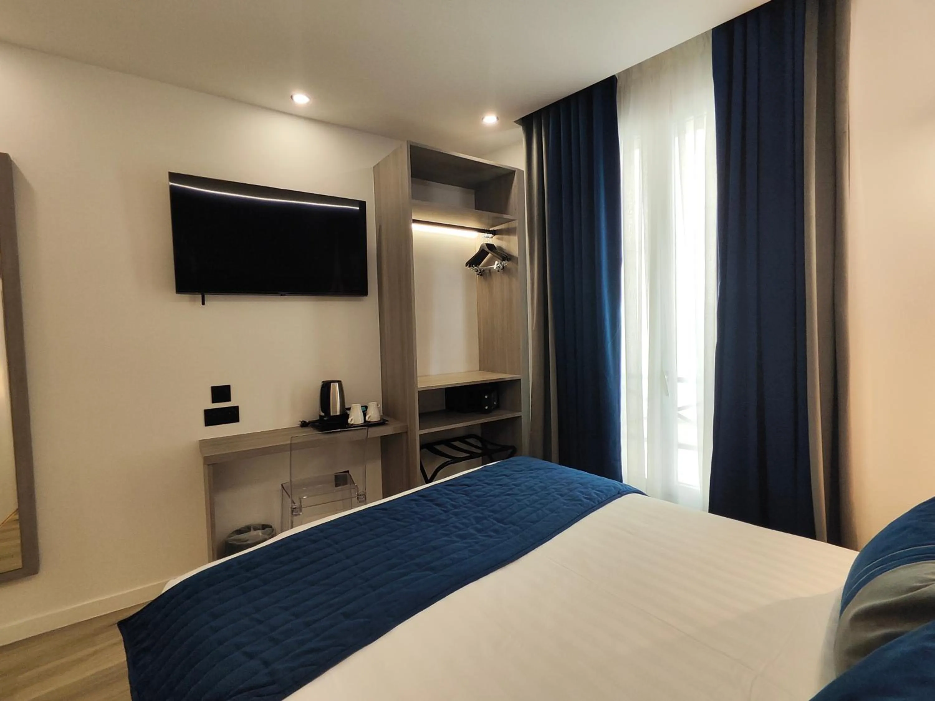 Bed in 55 Hôtel Montparnasse