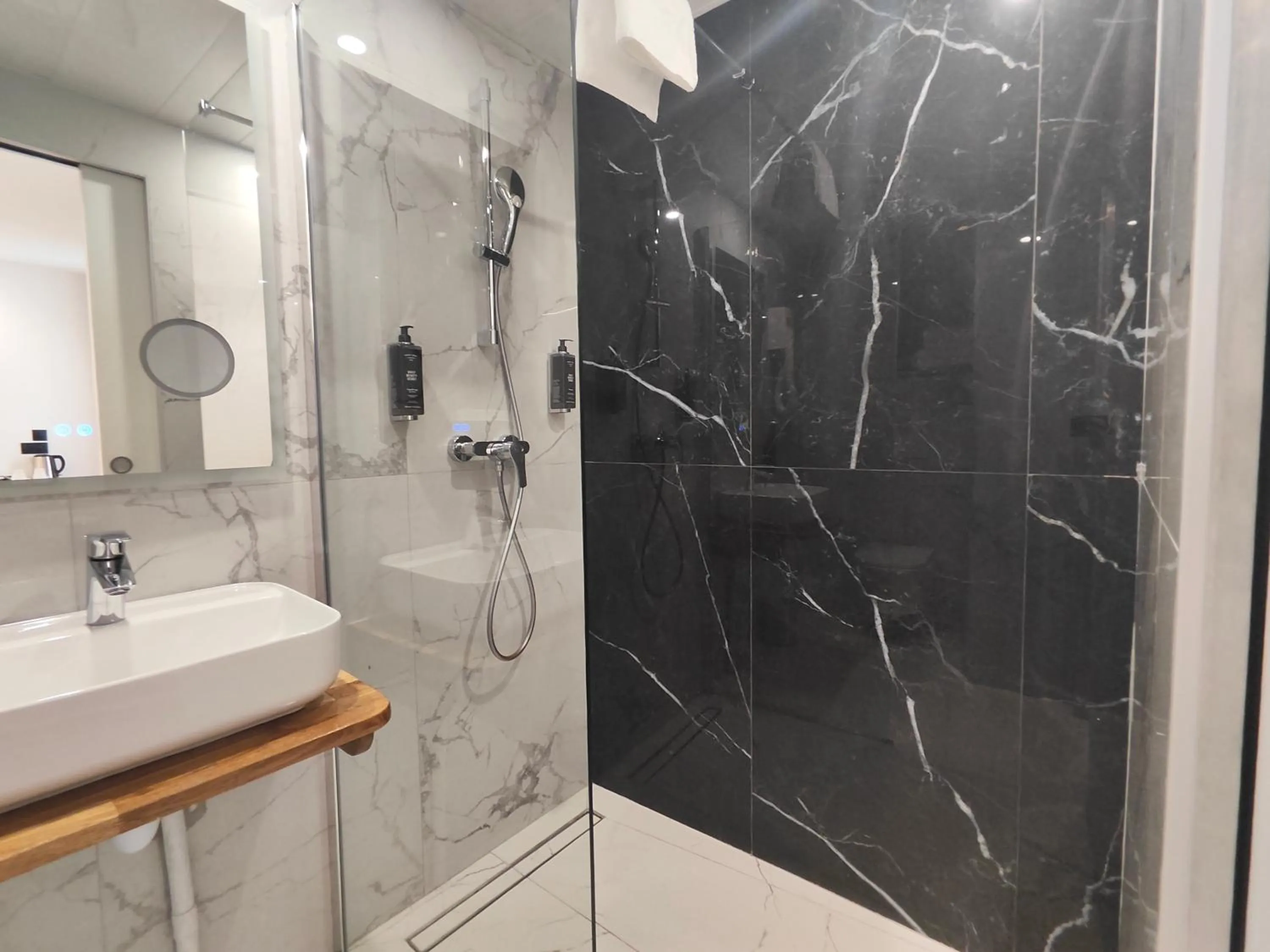 Shower in 55 Hôtel Montparnasse