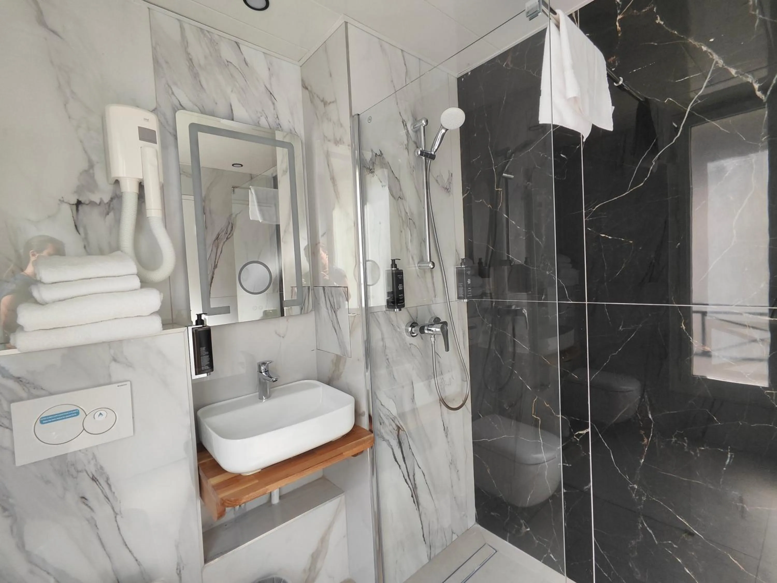 Shower in 55 Hôtel Montparnasse