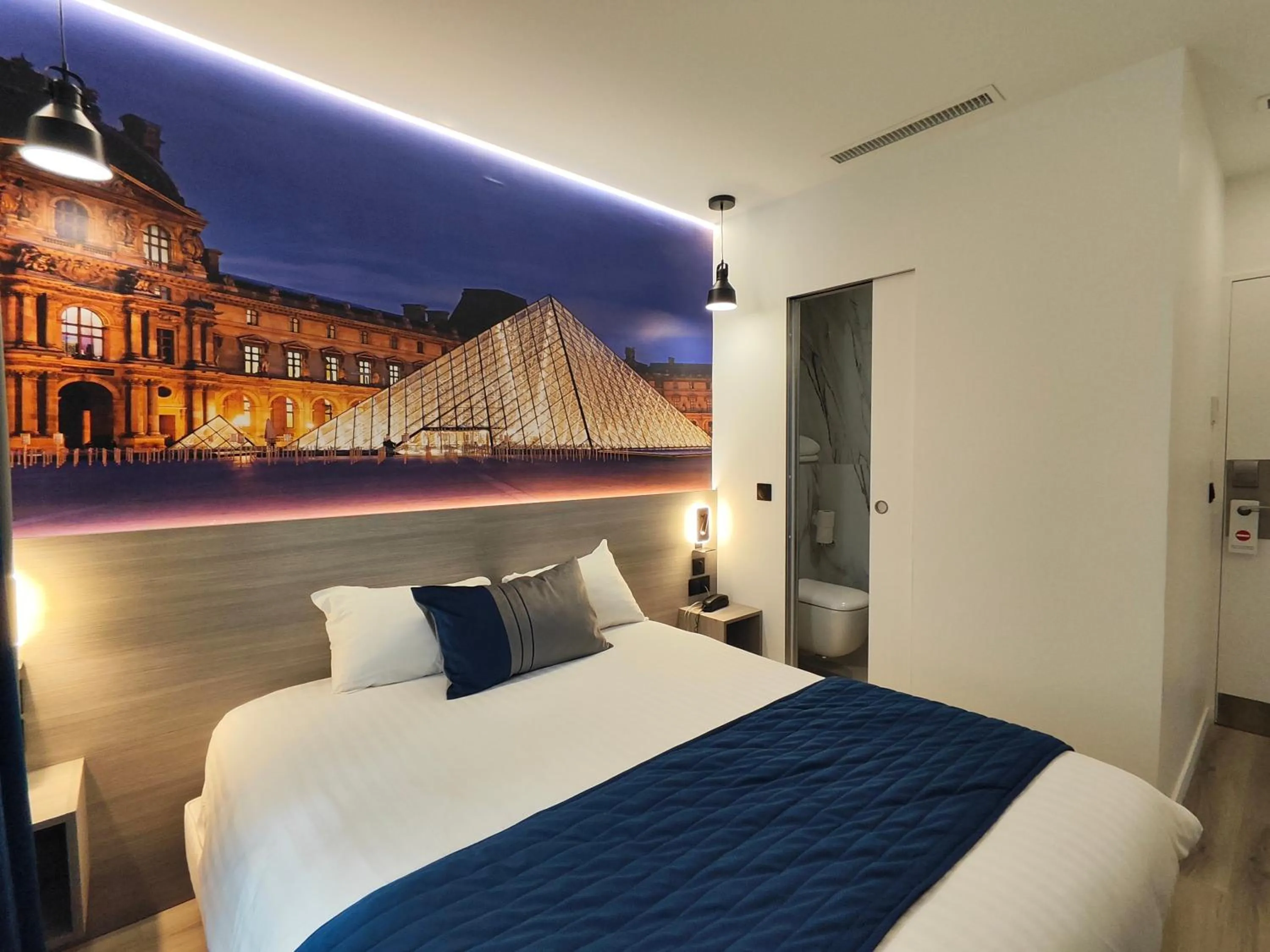 Bed in 55 Hôtel Montparnasse