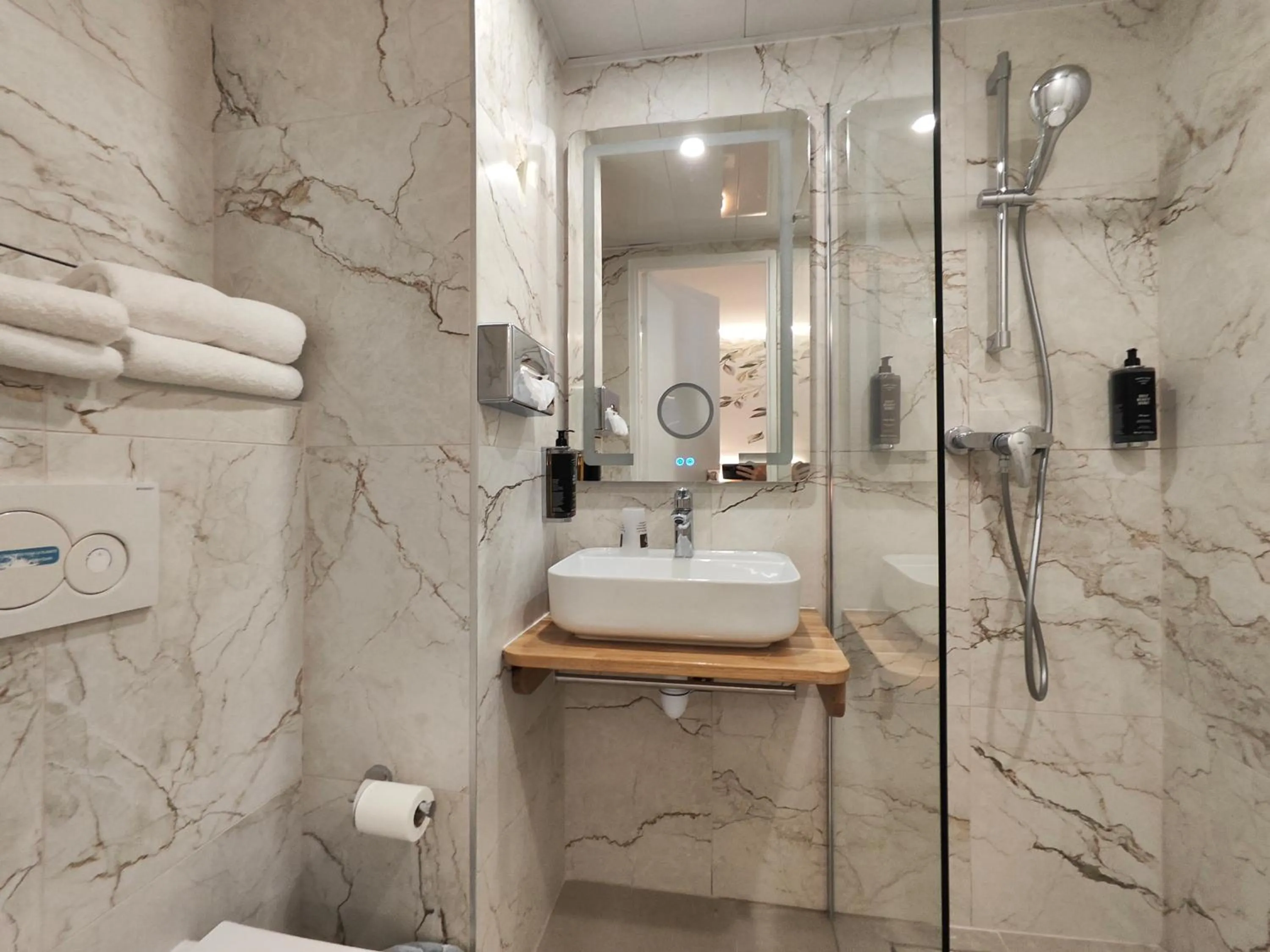 Shower in 55 Hôtel Montparnasse