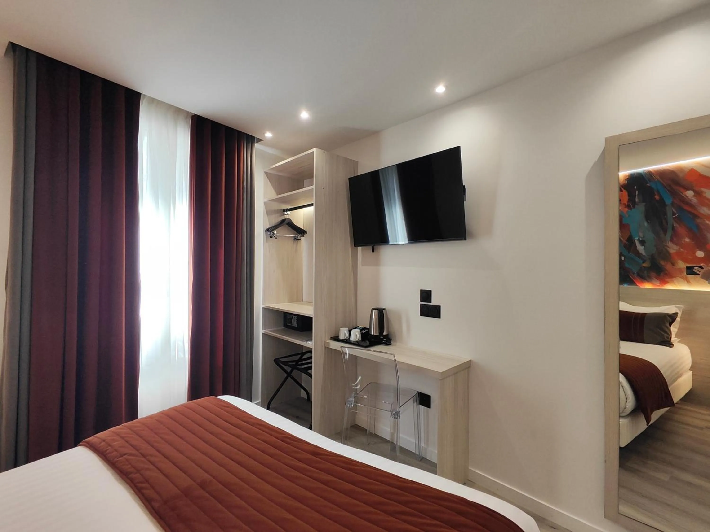 Bed in 55 Hôtel Montparnasse