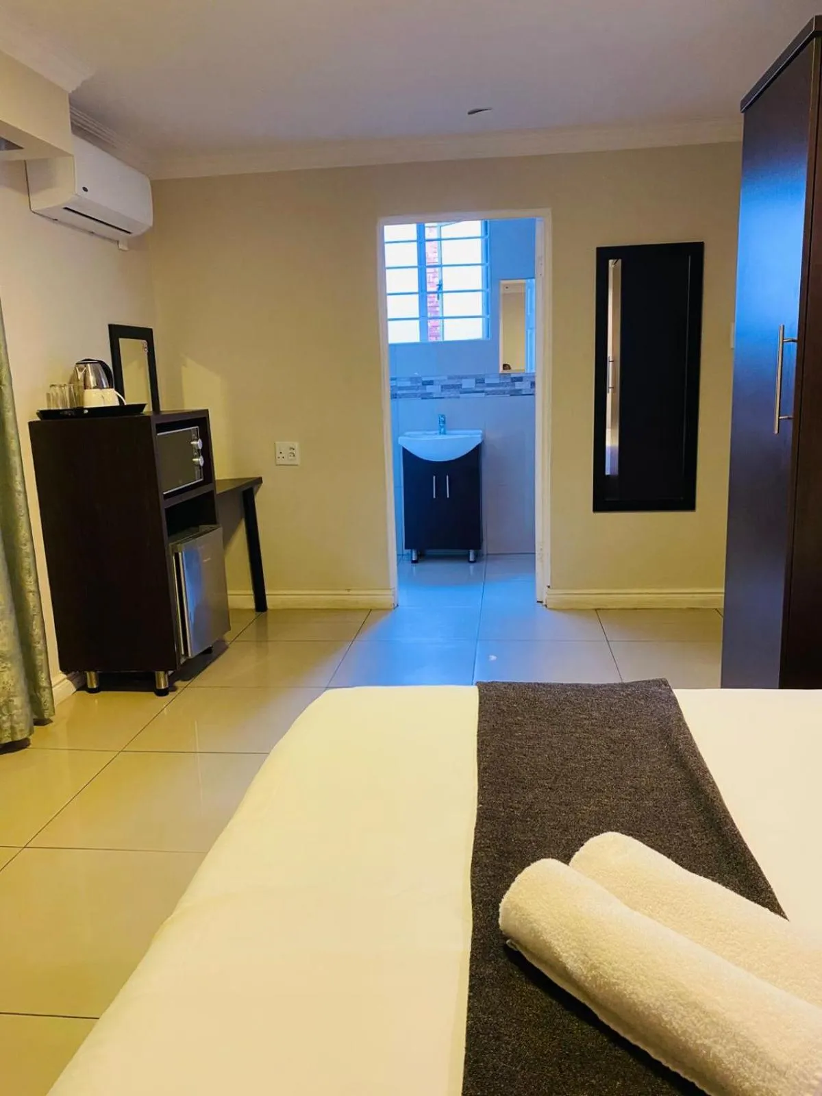 Bedroom, Bed in Bayside Hotel 97 Russell Street